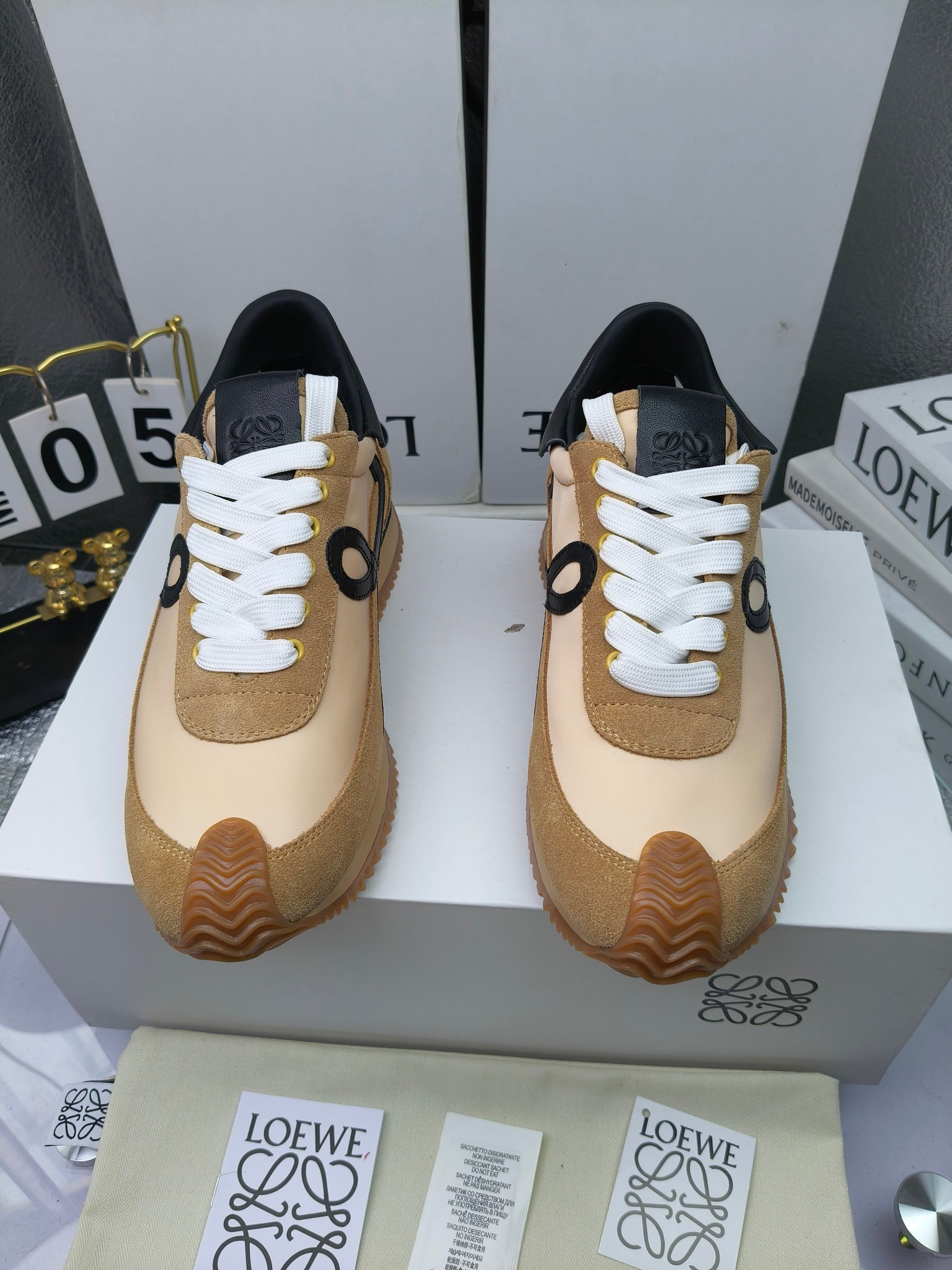 LOEWE
罗意威2023SS新款运动休闲鞋，
出220      套码大小订单私聊
易威阿甘鞋，情侣款德训鞋，运动无止境，设计大胆奢华，时尚工艺与运动精神融合创造出一款完美艺术单品⚠️
太美太好看太好穿太舒服了💕💕鞋子很轻便，逛街暴走零压力，配裙子裤子都非常百搭
国外购原板1：1开发，皮革，绒面，丝绸3种材料拼接撞色，LOEWE标志性草书字样L与鞋身完美融合，
多种颜色的拼接，给人一种强烈的视觉冲击，异常吸睛，鞋身整体线条优美，大底超软耐磨
💚鞋面采用牛反绒➕原版布料
💚舒适羊皮内里、水染牛皮垫脚
💚码数：女码35-42（41.42订做）
                 男码38-46（38.45.46订做）
