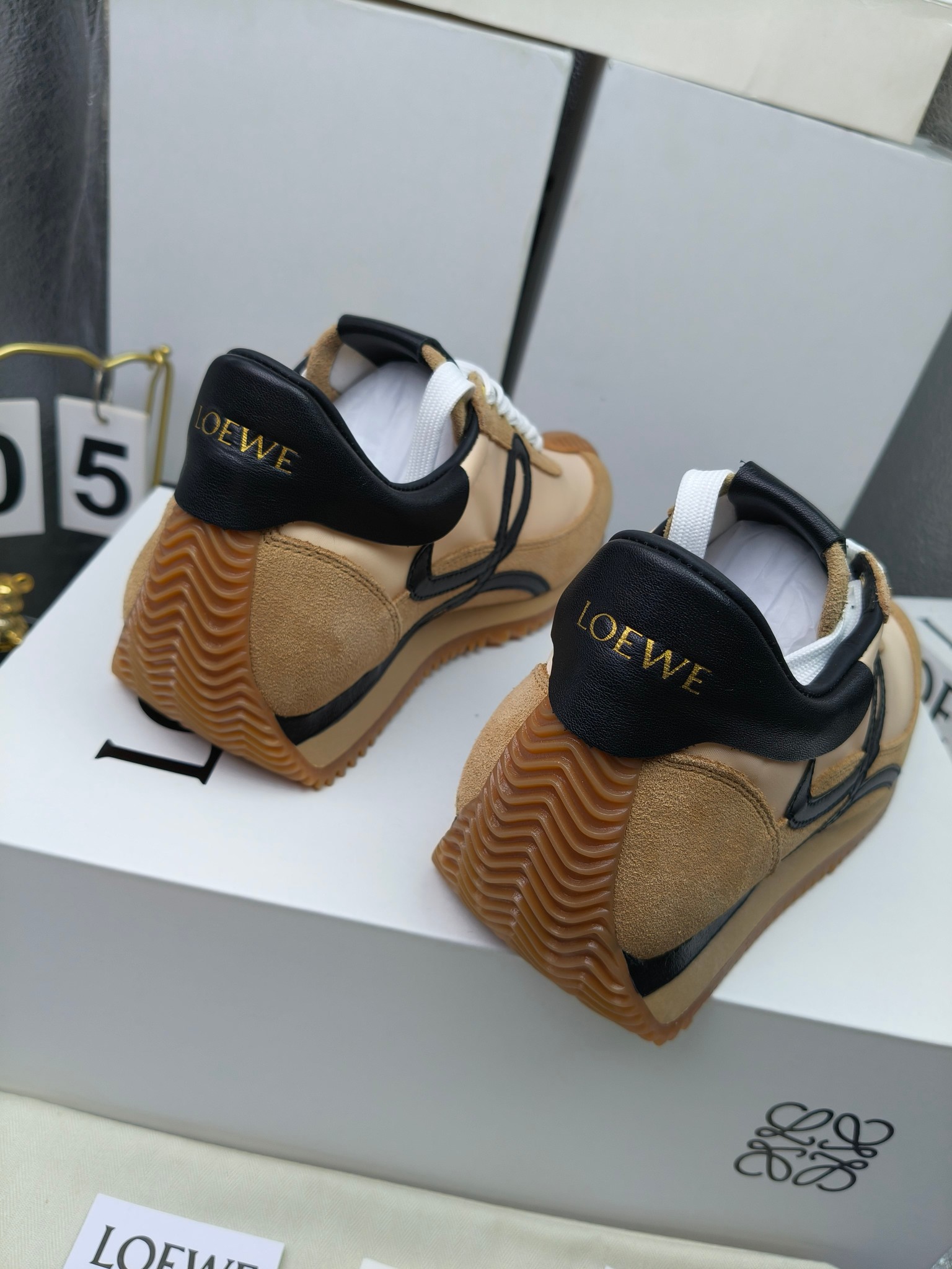 LOEWE
罗意威2023SS新款运动休闲鞋，
出220      套码大小订单私聊
易威阿甘鞋，情侣款德训鞋，运动无止境，设计大胆奢华，时尚工艺与运动精神融合创造出一款完美艺术单品⚠️
太美太好看太好穿太舒服了💕💕鞋子很轻便，逛街暴走零压力，配裙子裤子都非常百搭
国外购原板1：1开发，皮革，绒面，丝绸3种材料拼接撞色，LOEWE标志性草书字样L与鞋身完美融合，
多种颜色的拼接，给人一种强烈的视觉冲击，异常吸睛，鞋身整体线条优美，大底超软耐磨
💚鞋面采用牛反绒➕原版布料
💚舒适羊皮内里、水染牛皮垫脚
💚码数：女码35-42（41.42订做）
                 男码38-46（38.45.46订做）
