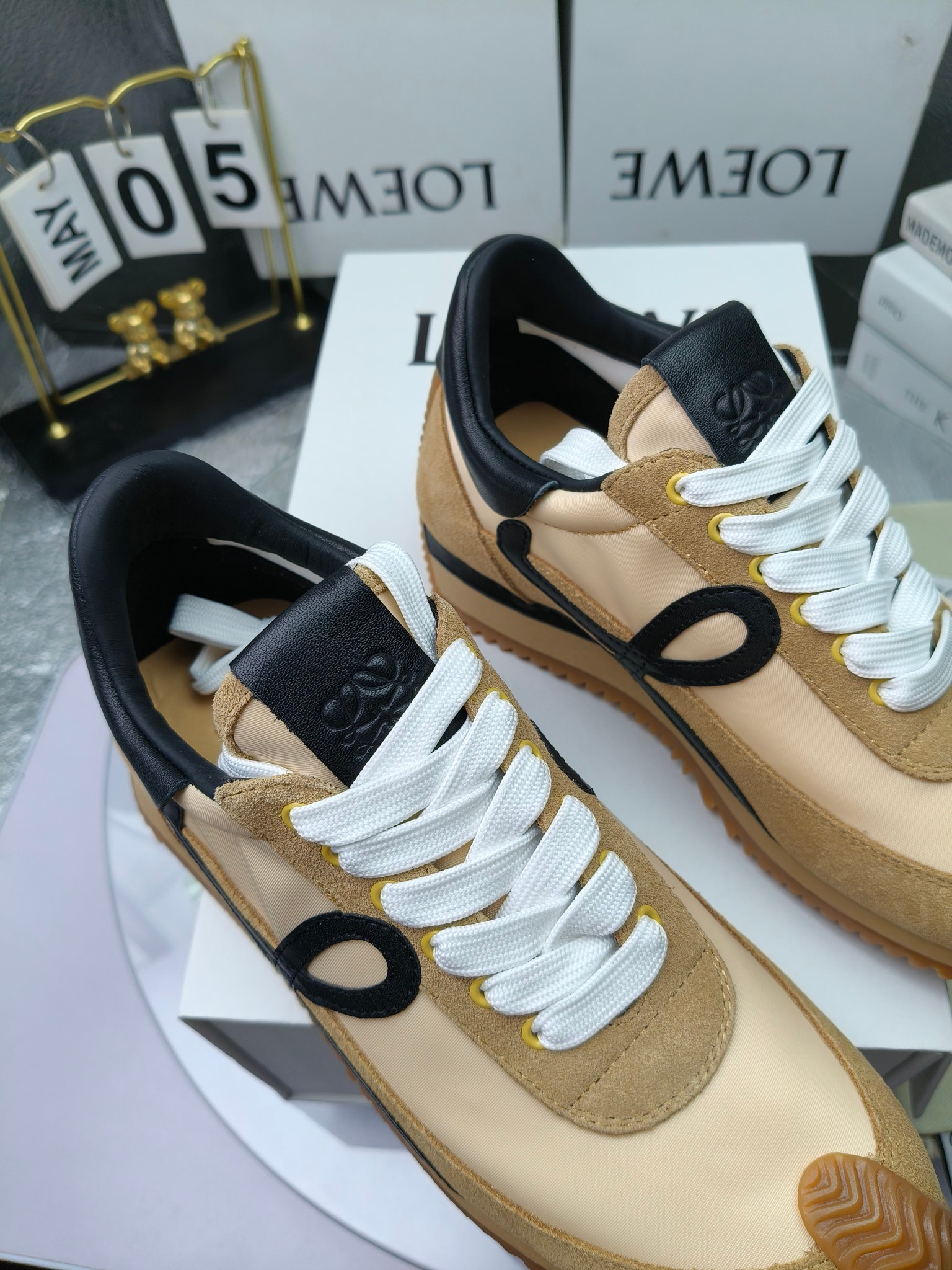 LOEWE
罗意威2023SS新款运动休闲鞋，
出220      套码大小订单私聊
易威阿甘鞋，情侣款德训鞋，运动无止境，设计大胆奢华，时尚工艺与运动精神融合创造出一款完美艺术单品⚠️
太美太好看太好穿太舒服了💕💕鞋子很轻便，逛街暴走零压力，配裙子裤子都非常百搭
国外购原板1：1开发，皮革，绒面，丝绸3种材料拼接撞色，LOEWE标志性草书字样L与鞋身完美融合，
多种颜色的拼接，给人一种强烈的视觉冲击，异常吸睛，鞋身整体线条优美，大底超软耐磨
💚鞋面采用牛反绒➕原版布料
💚舒适羊皮内里、水染牛皮垫脚
💚码数：女码35-42（41.42订做）
                 男码38-46（38.45.46订做）
