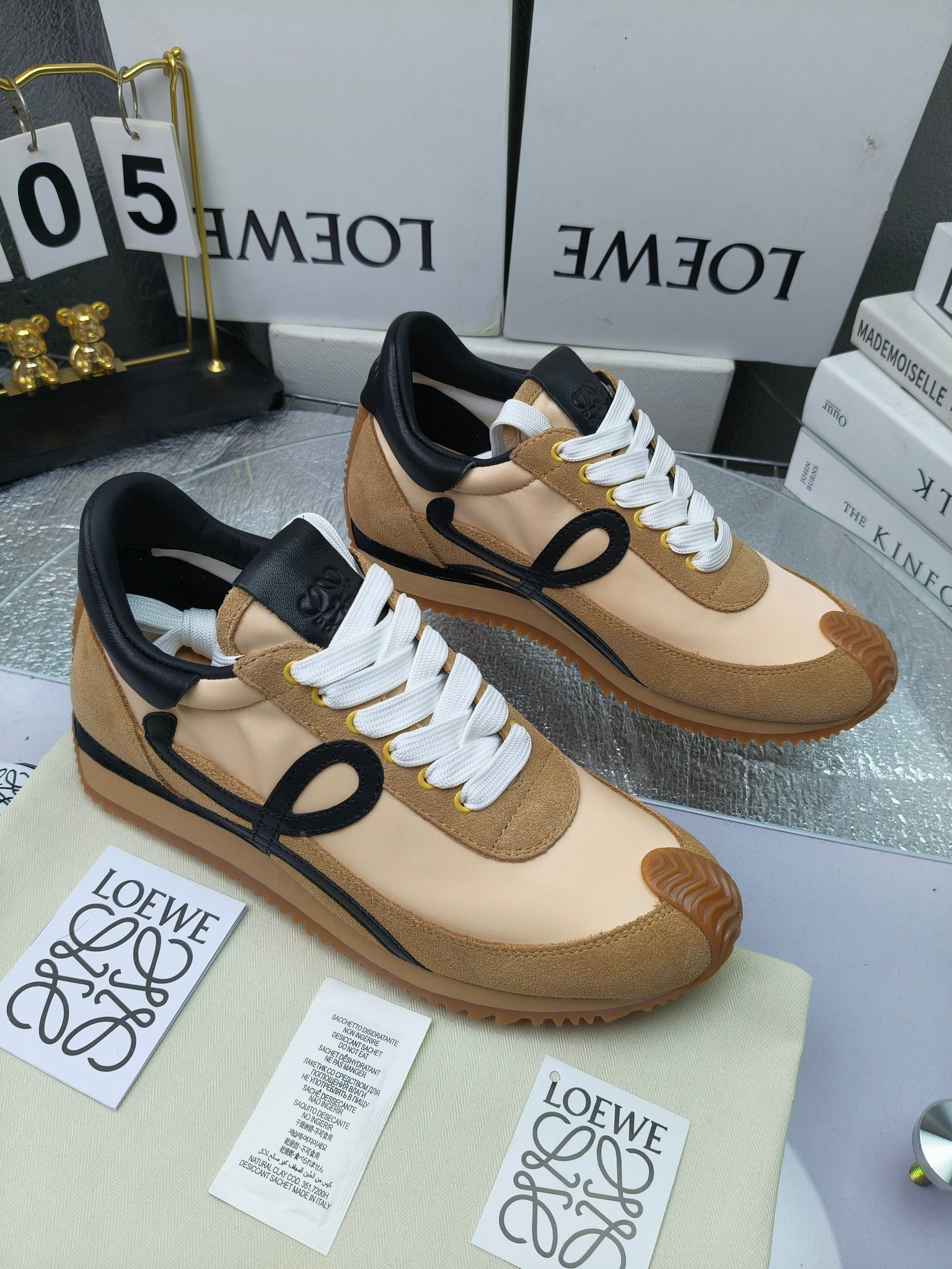 LOEWE
罗意威2023SS新款运动休闲鞋，
出220      套码大小订单私聊
易威阿甘鞋，情侣款德训鞋，运动无止境，设计大胆奢华，时尚工艺与运动精神融合创造出一款完美艺术单品⚠️
太美太好看太好穿太舒服了💕💕鞋子很轻便，逛街暴走零压力，配裙子裤子都非常百搭
国外购原板1：1开发，皮革，绒面，丝绸3种材料拼接撞色，LOEWE标志性草书字样L与鞋身完美融合，
多种颜色的拼接，给人一种强烈的视觉冲击，异常吸睛，鞋身整体线条优美，大底超软耐磨
💚鞋面采用牛反绒➕原版布料
💚舒适羊皮内里、水染牛皮垫脚
💚码数：女码35-42（41.42订做）
                 男码38-46（38.45.46订做）
