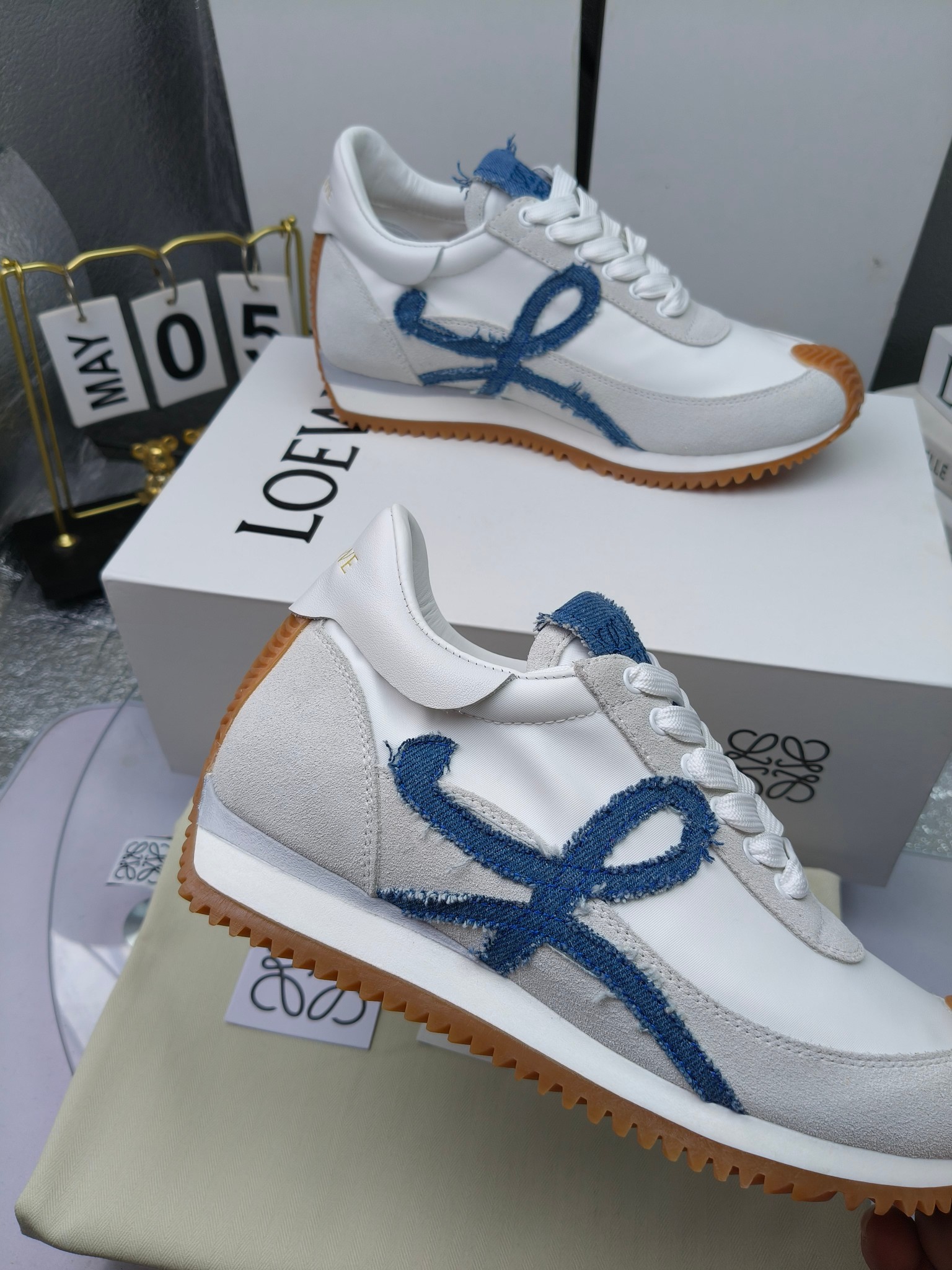 LOEWE
罗意威2023SS新款运动休闲鞋，
出220      套码大小订单私聊
易威阿甘鞋，情侣款德训鞋，运动无止境，设计大胆奢华，时尚工艺与运动精神融合创造出一款完美艺术单品⚠️
太美太好看太好穿太舒服了💕💕鞋子很轻便，逛街暴走零压力，配裙子裤子都非常百搭
国外购原板1：1开发，皮革，绒面，丝绸3种材料拼接撞色，LOEWE标志性草书字样L与鞋身完美融合，
多种颜色的拼接，给人一种强烈的视觉冲击，异常吸睛，鞋身整体线条优美，大底超软耐磨
💚鞋面采用牛反绒➕原版布料
💚舒适羊皮内里、水染牛皮垫脚
💚码数：女码35-42（41.42订做）
                 男码38-46（38.45.46订做）
