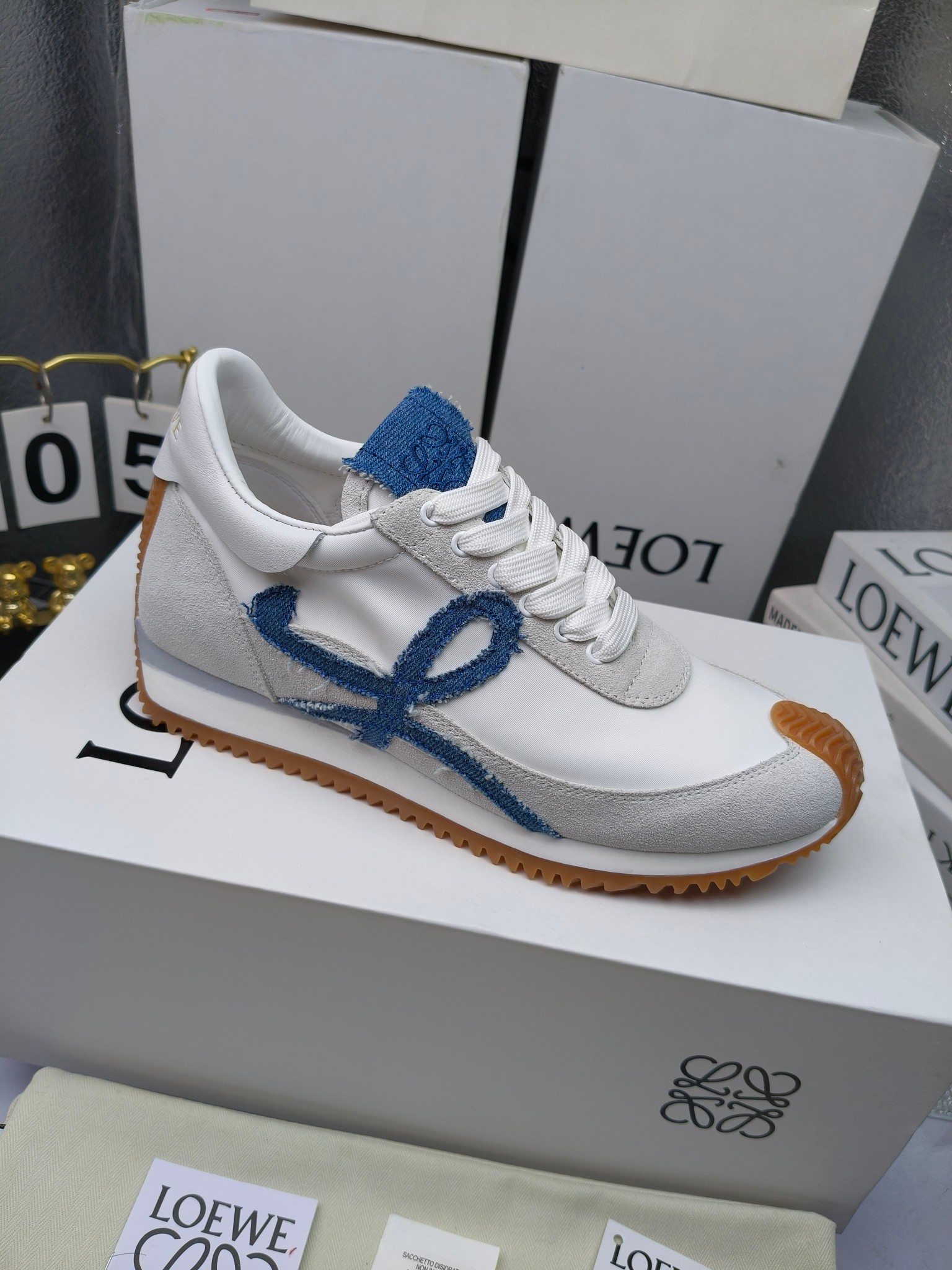 LOEWE
罗意威2023SS新款运动休闲鞋，
出220      套码大小订单私聊
易威阿甘鞋，情侣款德训鞋，运动无止境，设计大胆奢华，时尚工艺与运动精神融合创造出一款完美艺术单品⚠️
太美太好看太好穿太舒服了💕💕鞋子很轻便，逛街暴走零压力，配裙子裤子都非常百搭
国外购原板1：1开发，皮革，绒面，丝绸3种材料拼接撞色，LOEWE标志性草书字样L与鞋身完美融合，
多种颜色的拼接，给人一种强烈的视觉冲击，异常吸睛，鞋身整体线条优美，大底超软耐磨
💚鞋面采用牛反绒➕原版布料
💚舒适羊皮内里、水染牛皮垫脚
💚码数：女码35-42（41.42订做）
                 男码38-46（38.45.46订做）
