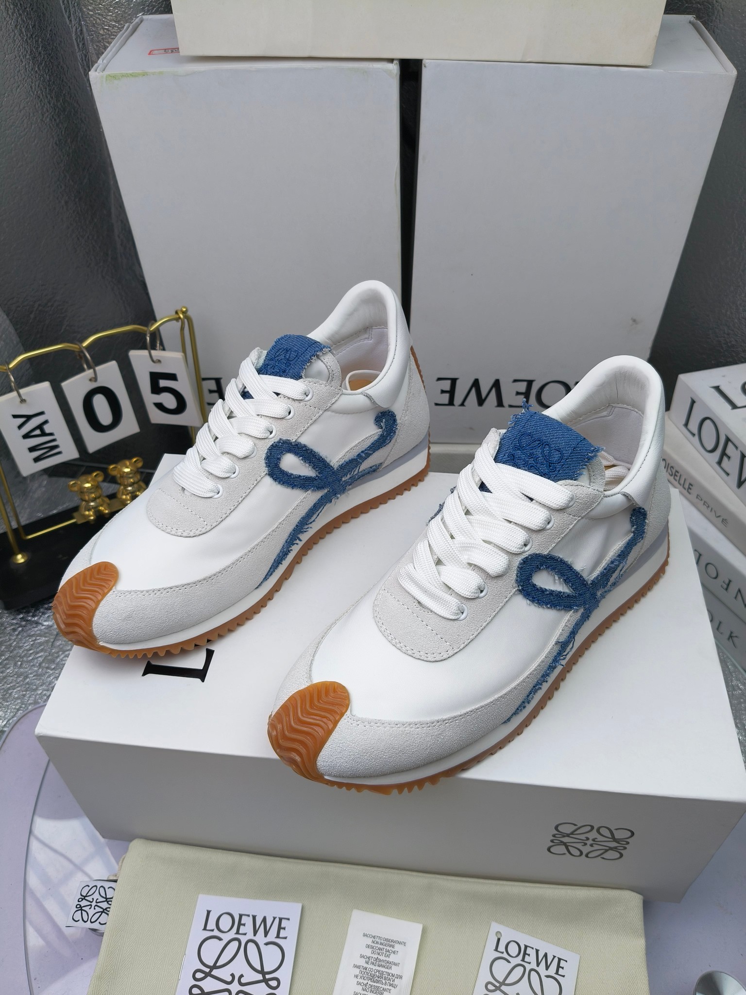 LOEWE
罗意威2023SS新款运动休闲鞋，
出220      套码大小订单私聊
易威阿甘鞋，情侣款德训鞋，运动无止境，设计大胆奢华，时尚工艺与运动精神融合创造出一款完美艺术单品⚠️
太美太好看太好穿太舒服了💕💕鞋子很轻便，逛街暴走零压力，配裙子裤子都非常百搭
国外购原板1：1开发，皮革，绒面，丝绸3种材料拼接撞色，LOEWE标志性草书字样L与鞋身完美融合，
多种颜色的拼接，给人一种强烈的视觉冲击，异常吸睛，鞋身整体线条优美，大底超软耐磨
💚鞋面采用牛反绒➕原版布料
💚舒适羊皮内里、水染牛皮垫脚
💚码数：女码35-42（41.42订做）
                 男码38-46（38.45.46订做）
