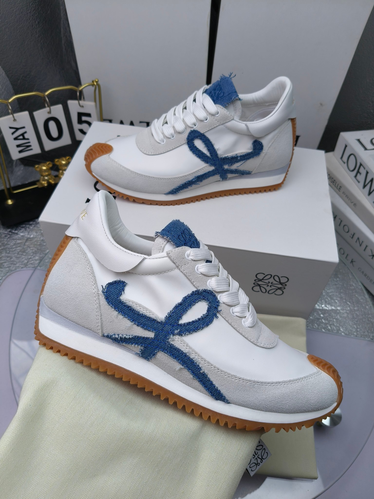 LOEWE
罗意威2023SS新款运动休闲鞋，
出220      套码大小订单私聊
易威阿甘鞋，情侣款德训鞋，运动无止境，设计大胆奢华，时尚工艺与运动精神融合创造出一款完美艺术单品⚠️
太美太好看太好穿太舒服了💕💕鞋子很轻便，逛街暴走零压力，配裙子裤子都非常百搭
国外购原板1：1开发，皮革，绒面，丝绸3种材料拼接撞色，LOEWE标志性草书字样L与鞋身完美融合，
多种颜色的拼接，给人一种强烈的视觉冲击，异常吸睛，鞋身整体线条优美，大底超软耐磨
💚鞋面采用牛反绒➕原版布料
💚舒适羊皮内里、水染牛皮垫脚
💚码数：女码35-42（41.42订做）
                 男码38-46（38.45.46订做）
