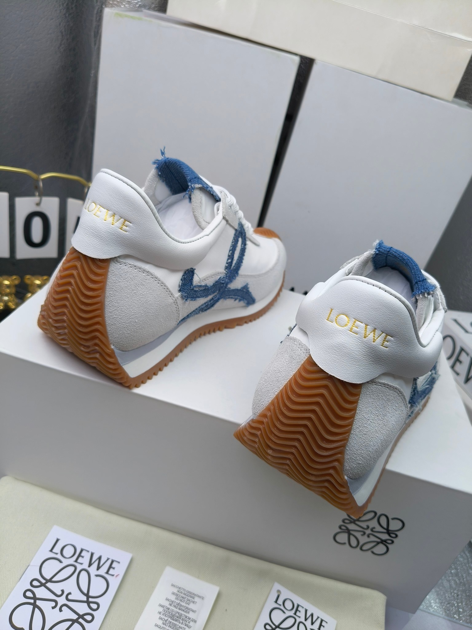 LOEWE
罗意威2023SS新款运动休闲鞋，
出220      套码大小订单私聊
易威阿甘鞋，情侣款德训鞋，运动无止境，设计大胆奢华，时尚工艺与运动精神融合创造出一款完美艺术单品⚠️
太美太好看太好穿太舒服了💕💕鞋子很轻便，逛街暴走零压力，配裙子裤子都非常百搭
国外购原板1：1开发，皮革，绒面，丝绸3种材料拼接撞色，LOEWE标志性草书字样L与鞋身完美融合，
多种颜色的拼接，给人一种强烈的视觉冲击，异常吸睛，鞋身整体线条优美，大底超软耐磨
💚鞋面采用牛反绒➕原版布料
💚舒适羊皮内里、水染牛皮垫脚
💚码数：女码35-42（41.42订做）
                 男码38-46（38.45.46订做）
