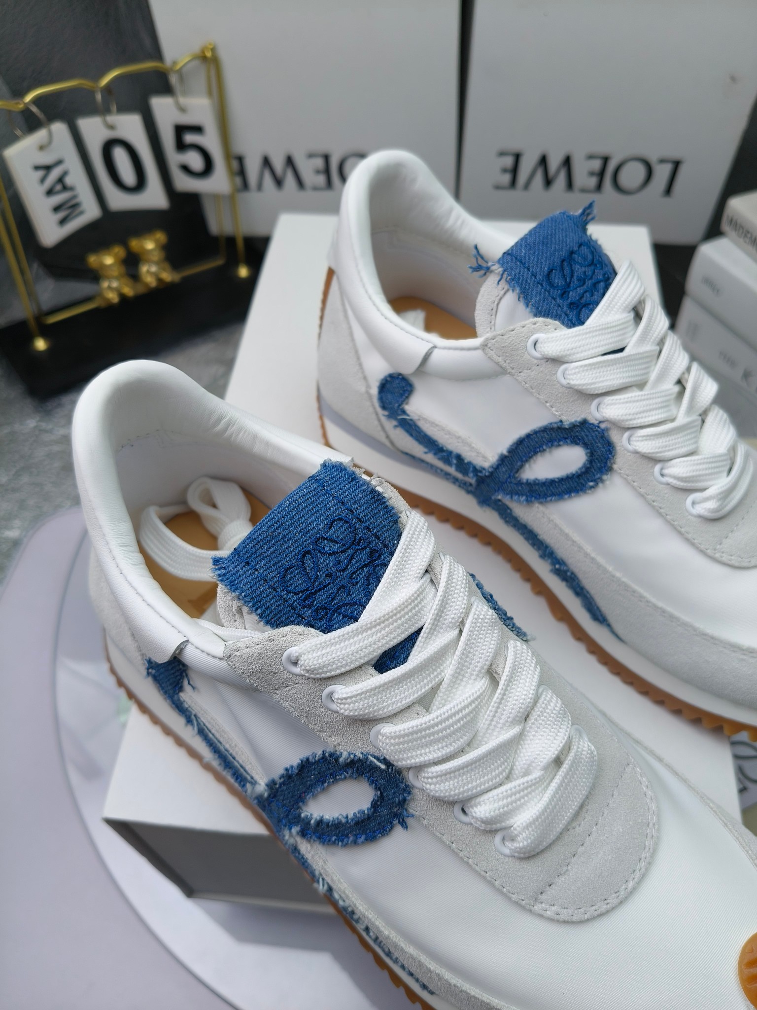 LOEWE
罗意威2023SS新款运动休闲鞋，
出220      套码大小订单私聊
易威阿甘鞋，情侣款德训鞋，运动无止境，设计大胆奢华，时尚工艺与运动精神融合创造出一款完美艺术单品⚠️
太美太好看太好穿太舒服了💕💕鞋子很轻便，逛街暴走零压力，配裙子裤子都非常百搭
国外购原板1：1开发，皮革，绒面，丝绸3种材料拼接撞色，LOEWE标志性草书字样L与鞋身完美融合，
多种颜色的拼接，给人一种强烈的视觉冲击，异常吸睛，鞋身整体线条优美，大底超软耐磨
💚鞋面采用牛反绒➕原版布料
💚舒适羊皮内里、水染牛皮垫脚
💚码数：女码35-42（41.42订做）
                 男码38-46（38.45.46订做）
