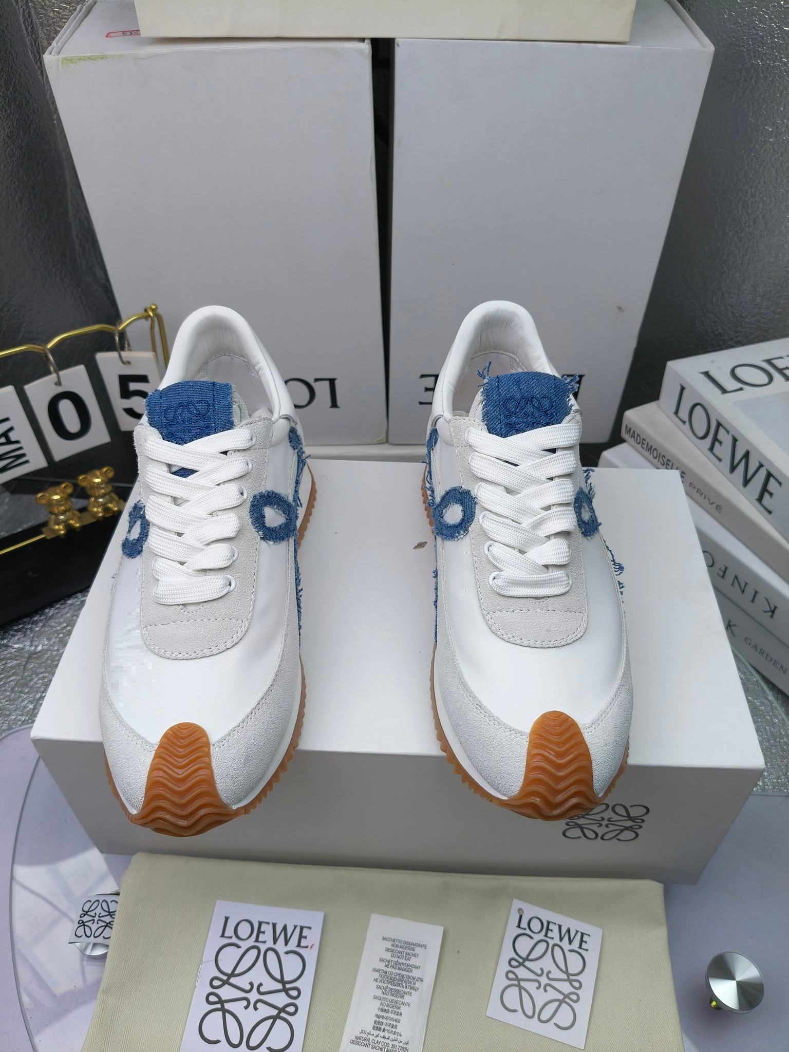 LOEWE
罗意威2023SS新款运动休闲鞋，
出220      套码大小订单私聊
易威阿甘鞋，情侣款德训鞋，运动无止境，设计大胆奢华，时尚工艺与运动精神融合创造出一款完美艺术单品⚠️
太美太好看太好穿太舒服了💕💕鞋子很轻便，逛街暴走零压力，配裙子裤子都非常百搭
国外购原板1：1开发，皮革，绒面，丝绸3种材料拼接撞色，LOEWE标志性草书字样L与鞋身完美融合，
多种颜色的拼接，给人一种强烈的视觉冲击，异常吸睛，鞋身整体线条优美，大底超软耐磨
💚鞋面采用牛反绒➕原版布料
💚舒适羊皮内里、水染牛皮垫脚
💚码数：女码35-42（41.42订做）
                 男码38-46（38.45.46订做）
