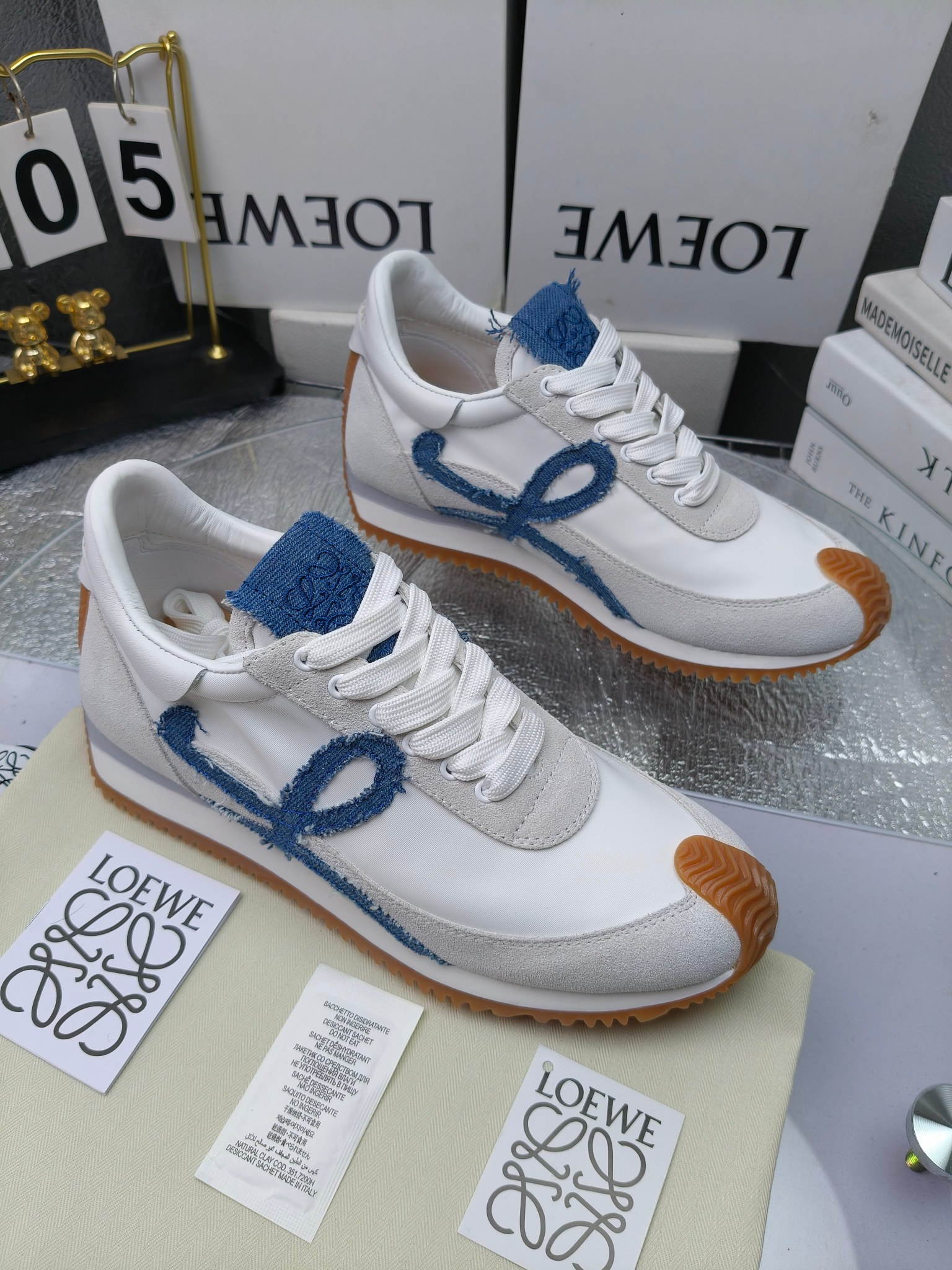 LOEWE
罗意威2023SS新款运动休闲鞋，
出220      套码大小订单私聊
易威阿甘鞋，情侣款德训鞋，运动无止境，设计大胆奢华，时尚工艺与运动精神融合创造出一款完美艺术单品⚠️
太美太好看太好穿太舒服了💕💕鞋子很轻便，逛街暴走零压力，配裙子裤子都非常百搭
国外购原板1：1开发，皮革，绒面，丝绸3种材料拼接撞色，LOEWE标志性草书字样L与鞋身完美融合，
多种颜色的拼接，给人一种强烈的视觉冲击，异常吸睛，鞋身整体线条优美，大底超软耐磨
💚鞋面采用牛反绒➕原版布料
💚舒适羊皮内里、水染牛皮垫脚
💚码数：女码35-42（41.42订做）
                 男码38-46（38.45.46订做）
