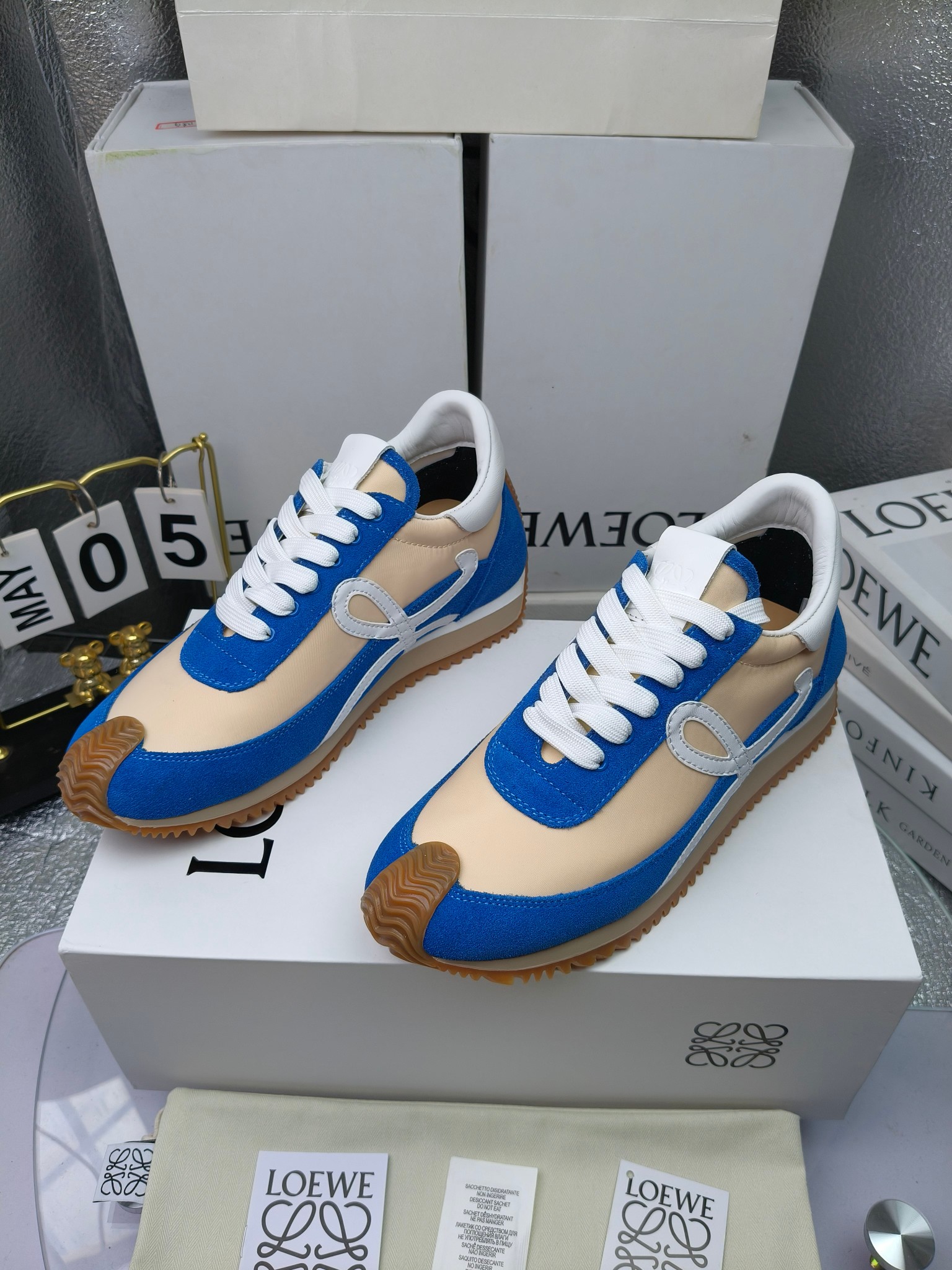 LOEWE
罗意威2023SS新款运动休闲鞋，
出220      套码大小订单私聊
易威阿甘鞋，情侣款德训鞋，运动无止境，设计大胆奢华，时尚工艺与运动精神融合创造出一款完美艺术单品⚠️
太美太好看太好穿太舒服了💕💕鞋子很轻便，逛街暴走零压力，配裙子裤子都非常百搭
国外购原板1：1开发，皮革，绒面，丝绸3种材料拼接撞色，LOEWE标志性草书字样L与鞋身完美融合，
多种颜色的拼接，给人一种强烈的视觉冲击，异常吸睛，鞋身整体线条优美，大底超软耐磨
💚鞋面采用牛反绒➕原版布料
💚舒适羊皮内里、水染牛皮垫脚
💚码数：女码35-42（41.42订做）
                 男码38-46（38.45.46订做）
