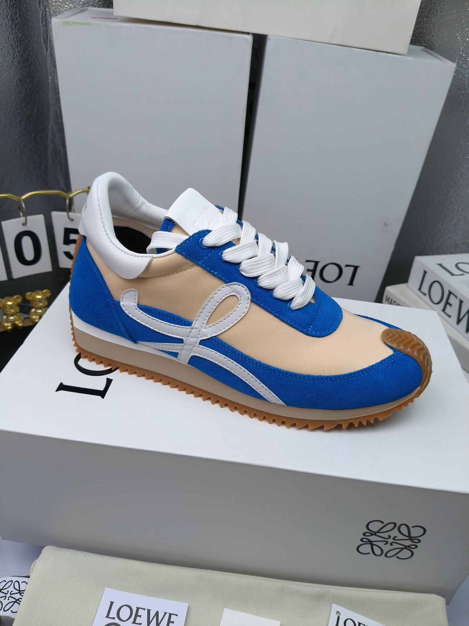 LOEWE
罗意威2023SS新款运动休闲鞋，
出220      套码大小订单私聊
易威阿甘鞋，情侣款德训鞋，运动无止境，设计大胆奢华，时尚工艺与运动精神融合创造出一款完美艺术单品⚠️
太美太好看太好穿太舒服了💕💕鞋子很轻便，逛街暴走零压力，配裙子裤子都非常百搭
国外购原板1：1开发，皮革，绒面，丝绸3种材料拼接撞色，LOEWE标志性草书字样L与鞋身完美融合，
多种颜色的拼接，给人一种强烈的视觉冲击，异常吸睛，鞋身整体线条优美，大底超软耐磨
💚鞋面采用牛反绒➕原版布料
💚舒适羊皮内里、水染牛皮垫脚
💚码数：女码35-42（41.42订做）
                 男码38-46（38.45.46订做）
