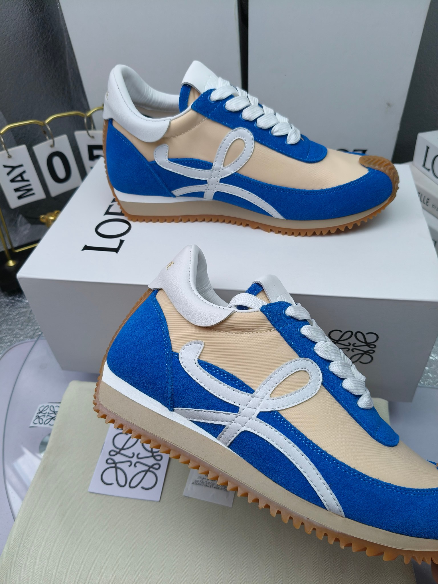 LOEWE
罗意威2023SS新款运动休闲鞋，
出220      套码大小订单私聊
易威阿甘鞋，情侣款德训鞋，运动无止境，设计大胆奢华，时尚工艺与运动精神融合创造出一款完美艺术单品⚠️
太美太好看太好穿太舒服了💕💕鞋子很轻便，逛街暴走零压力，配裙子裤子都非常百搭
国外购原板1：1开发，皮革，绒面，丝绸3种材料拼接撞色，LOEWE标志性草书字样L与鞋身完美融合，
多种颜色的拼接，给人一种强烈的视觉冲击，异常吸睛，鞋身整体线条优美，大底超软耐磨
💚鞋面采用牛反绒➕原版布料
💚舒适羊皮内里、水染牛皮垫脚
💚码数：女码35-42（41.42订做）
                 男码38-46（38.45.46订做）
