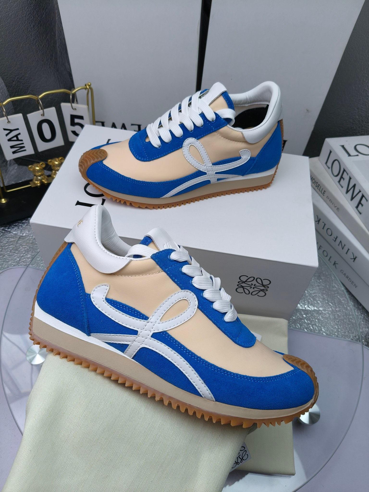 LOEWE
罗意威2023SS新款运动休闲鞋，
出220      套码大小订单私聊
易威阿甘鞋，情侣款德训鞋，运动无止境，设计大胆奢华，时尚工艺与运动精神融合创造出一款完美艺术单品⚠️
太美太好看太好穿太舒服了💕💕鞋子很轻便，逛街暴走零压力，配裙子裤子都非常百搭
国外购原板1：1开发，皮革，绒面，丝绸3种材料拼接撞色，LOEWE标志性草书字样L与鞋身完美融合，
多种颜色的拼接，给人一种强烈的视觉冲击，异常吸睛，鞋身整体线条优美，大底超软耐磨
💚鞋面采用牛反绒➕原版布料
💚舒适羊皮内里、水染牛皮垫脚
💚码数：女码35-42（41.42订做）
                 男码38-46（38.45.46订做）
