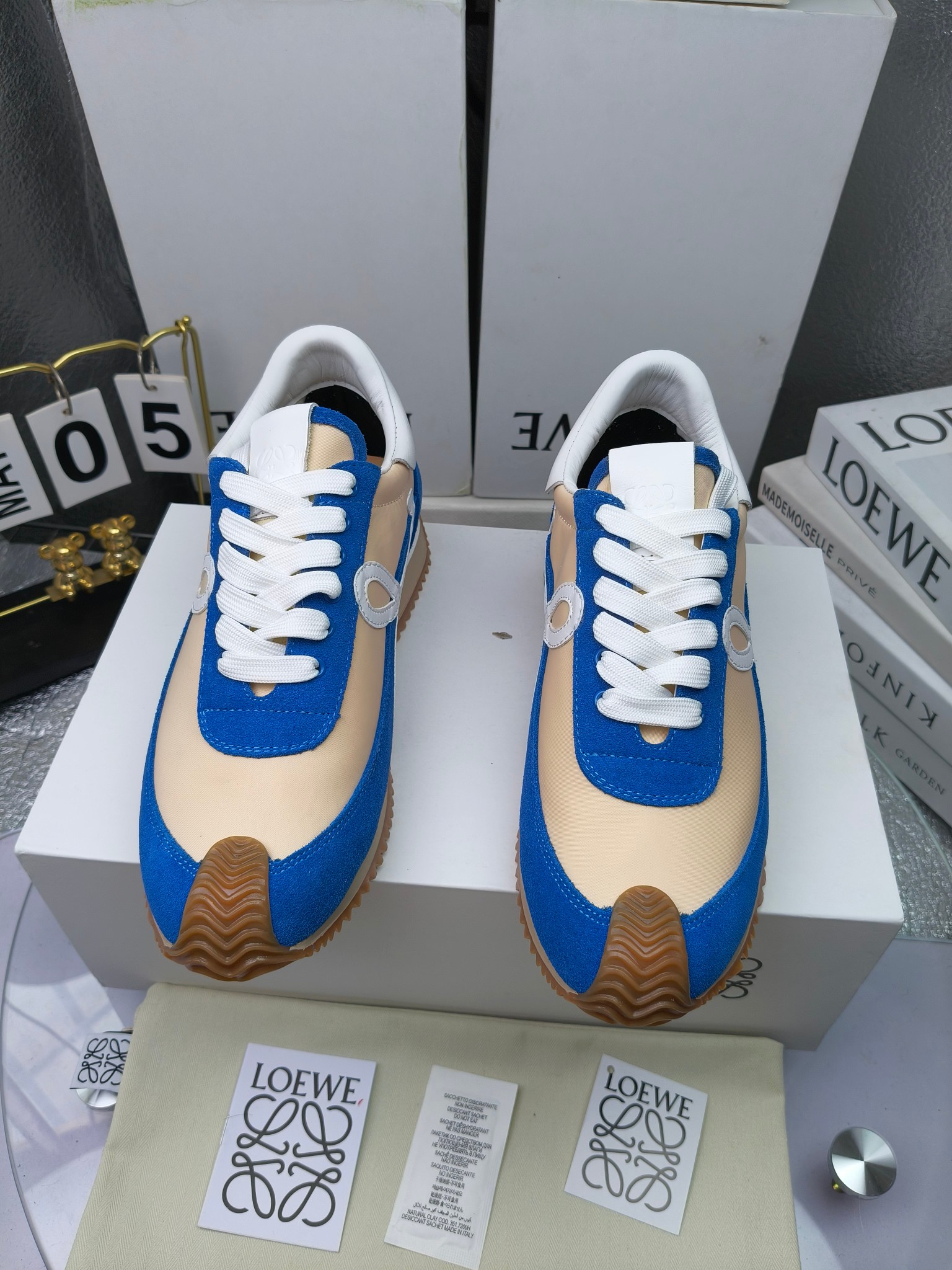 LOEWE
罗意威2023SS新款运动休闲鞋，
出220      套码大小订单私聊
易威阿甘鞋，情侣款德训鞋，运动无止境，设计大胆奢华，时尚工艺与运动精神融合创造出一款完美艺术单品⚠️
太美太好看太好穿太舒服了💕💕鞋子很轻便，逛街暴走零压力，配裙子裤子都非常百搭
国外购原板1：1开发，皮革，绒面，丝绸3种材料拼接撞色，LOEWE标志性草书字样L与鞋身完美融合，
多种颜色的拼接，给人一种强烈的视觉冲击，异常吸睛，鞋身整体线条优美，大底超软耐磨
💚鞋面采用牛反绒➕原版布料
💚舒适羊皮内里、水染牛皮垫脚
💚码数：女码35-42（41.42订做）
                 男码38-46（38.45.46订做）
