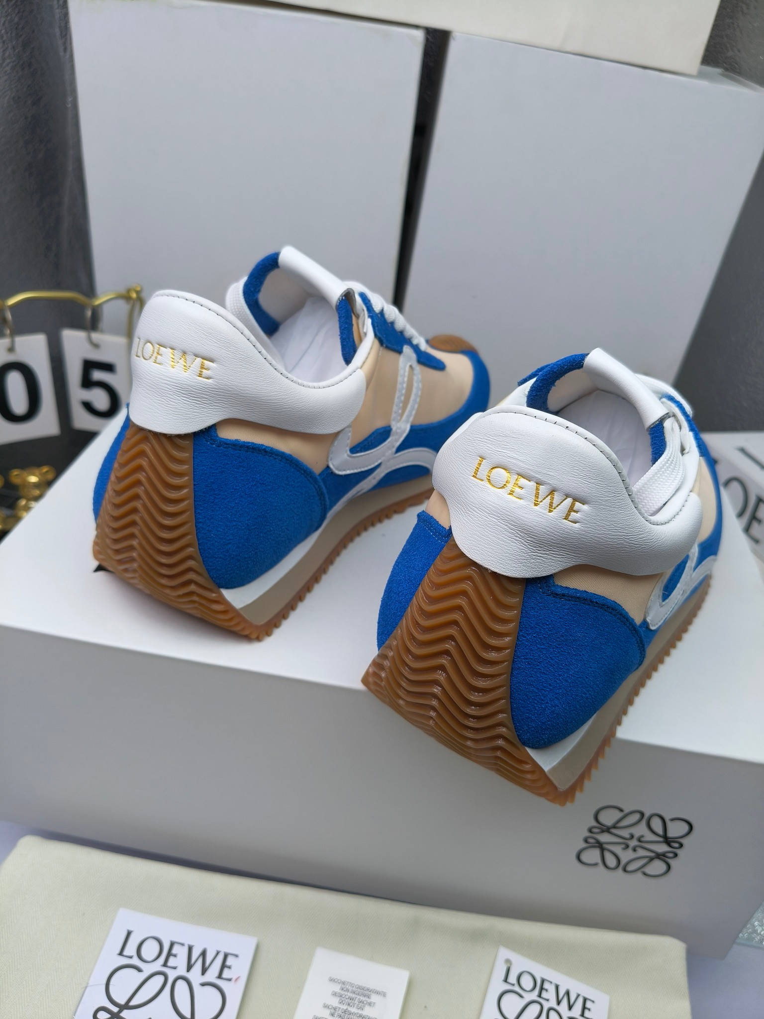 LOEWE
罗意威2023SS新款运动休闲鞋，
出220      套码大小订单私聊
易威阿甘鞋，情侣款德训鞋，运动无止境，设计大胆奢华，时尚工艺与运动精神融合创造出一款完美艺术单品⚠️
太美太好看太好穿太舒服了💕💕鞋子很轻便，逛街暴走零压力，配裙子裤子都非常百搭
国外购原板1：1开发，皮革，绒面，丝绸3种材料拼接撞色，LOEWE标志性草书字样L与鞋身完美融合，
多种颜色的拼接，给人一种强烈的视觉冲击，异常吸睛，鞋身整体线条优美，大底超软耐磨
💚鞋面采用牛反绒➕原版布料
💚舒适羊皮内里、水染牛皮垫脚
💚码数：女码35-42（41.42订做）
                 男码38-46（38.45.46订做）
