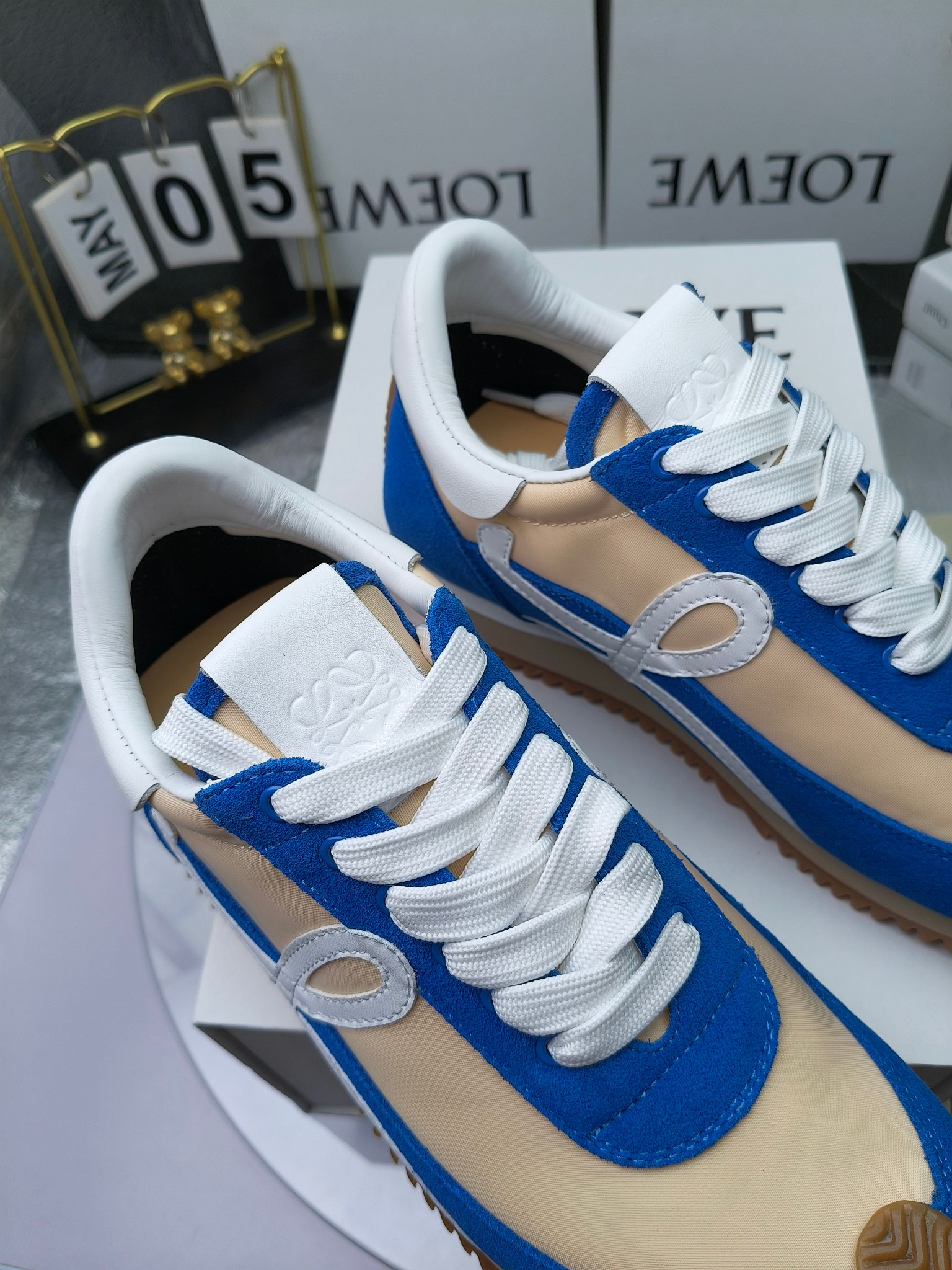 LOEWE
罗意威2023SS新款运动休闲鞋，
出220      套码大小订单私聊
易威阿甘鞋，情侣款德训鞋，运动无止境，设计大胆奢华，时尚工艺与运动精神融合创造出一款完美艺术单品⚠️
太美太好看太好穿太舒服了💕💕鞋子很轻便，逛街暴走零压力，配裙子裤子都非常百搭
国外购原板1：1开发，皮革，绒面，丝绸3种材料拼接撞色，LOEWE标志性草书字样L与鞋身完美融合，
多种颜色的拼接，给人一种强烈的视觉冲击，异常吸睛，鞋身整体线条优美，大底超软耐磨
💚鞋面采用牛反绒➕原版布料
💚舒适羊皮内里、水染牛皮垫脚
💚码数：女码35-42（41.42订做）
                 男码38-46（38.45.46订做）
