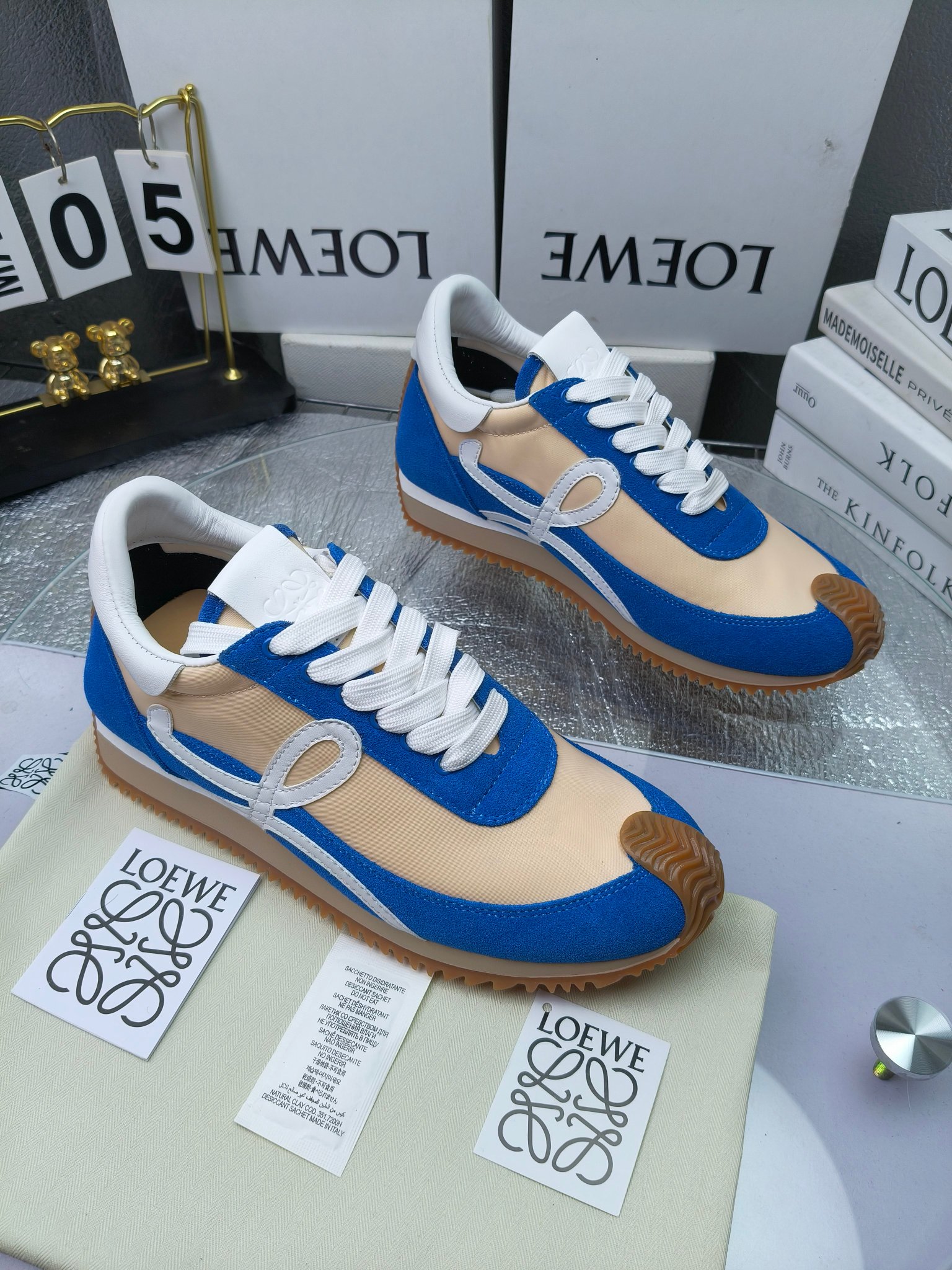 LOEWE
罗意威2023SS新款运动休闲鞋，
出220      套码大小订单私聊
易威阿甘鞋，情侣款德训鞋，运动无止境，设计大胆奢华，时尚工艺与运动精神融合创造出一款完美艺术单品⚠️
太美太好看太好穿太舒服了💕💕鞋子很轻便，逛街暴走零压力，配裙子裤子都非常百搭
国外购原板1：1开发，皮革，绒面，丝绸3种材料拼接撞色，LOEWE标志性草书字样L与鞋身完美融合，
多种颜色的拼接，给人一种强烈的视觉冲击，异常吸睛，鞋身整体线条优美，大底超软耐磨
💚鞋面采用牛反绒➕原版布料
💚舒适羊皮内里、水染牛皮垫脚
💚码数：女码35-42（41.42订做）
                 男码38-46（38.45.46订做）
