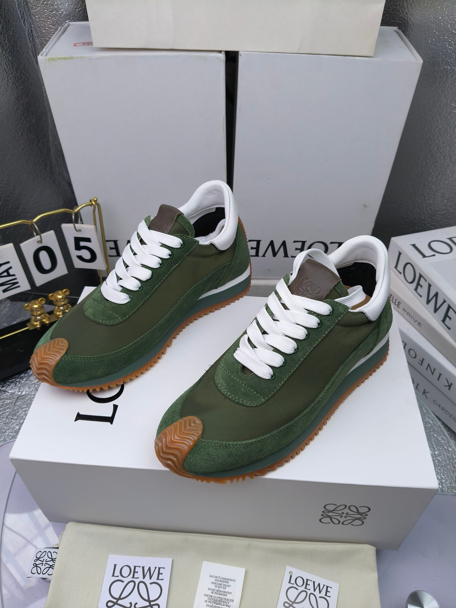 LOEWE
罗意威2023SS新款运动休闲鞋，
出220      套码大小订单私聊
易威阿甘鞋，情侣款德训鞋，运动无止境，设计大胆奢华，时尚工艺与运动精神融合创造出一款完美艺术单品⚠️
太美太好看太好穿太舒服了💕💕鞋子很轻便，逛街暴走零压力，配裙子裤子都非常百搭
国外购原板1：1开发，皮革，绒面，丝绸3种材料拼接撞色，LOEWE标志性草书字样L与鞋身完美融合，
多种颜色的拼接，给人一种强烈的视觉冲击，异常吸睛，鞋身整体线条优美，大底超软耐磨
💚鞋面采用牛反绒➕原版布料
💚舒适羊皮内里、水染牛皮垫脚
💚码数：女码35-42（41.42订做）
                 男码38-46（38.45.46订做）
