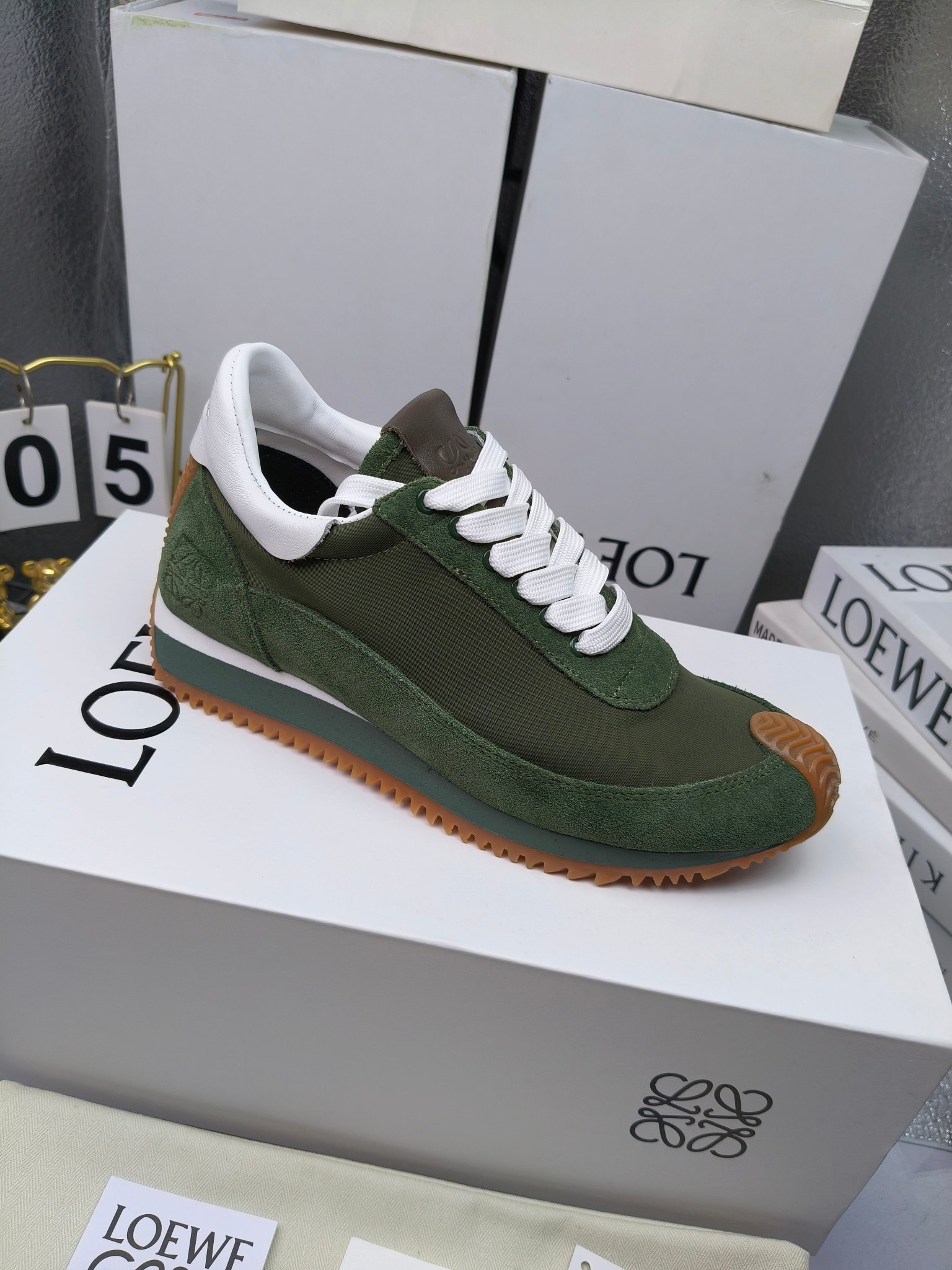 LOEWE
罗意威2023SS新款运动休闲鞋，
出220      套码大小订单私聊
易威阿甘鞋，情侣款德训鞋，运动无止境，设计大胆奢华，时尚工艺与运动精神融合创造出一款完美艺术单品⚠️
太美太好看太好穿太舒服了💕💕鞋子很轻便，逛街暴走零压力，配裙子裤子都非常百搭
国外购原板1：1开发，皮革，绒面，丝绸3种材料拼接撞色，LOEWE标志性草书字样L与鞋身完美融合，
多种颜色的拼接，给人一种强烈的视觉冲击，异常吸睛，鞋身整体线条优美，大底超软耐磨
💚鞋面采用牛反绒➕原版布料
💚舒适羊皮内里、水染牛皮垫脚
💚码数：女码35-42（41.42订做）
                 男码38-46（38.45.46订做）
