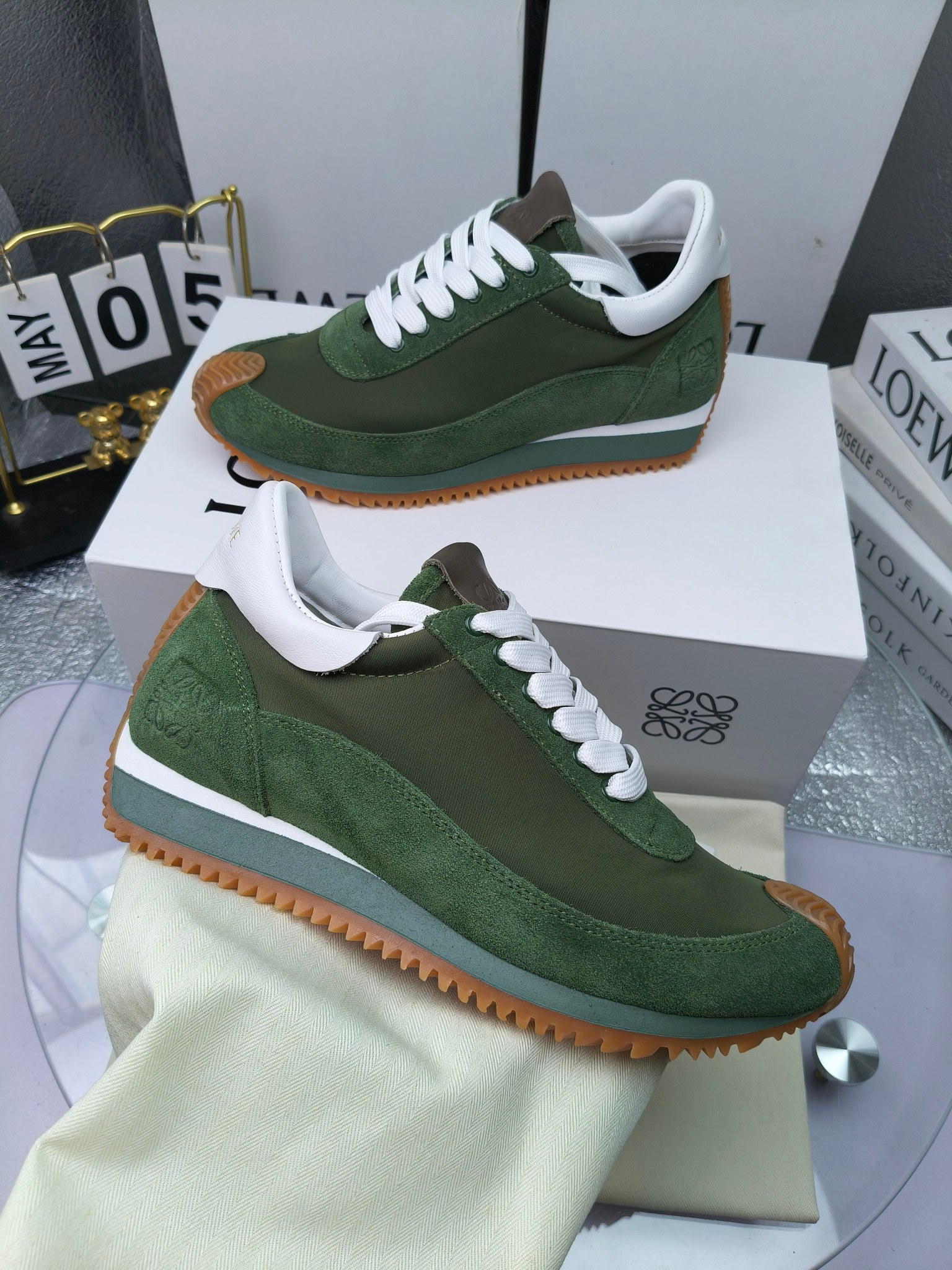 LOEWE
罗意威2023SS新款运动休闲鞋，
出220      套码大小订单私聊
易威阿甘鞋，情侣款德训鞋，运动无止境，设计大胆奢华，时尚工艺与运动精神融合创造出一款完美艺术单品⚠️
太美太好看太好穿太舒服了💕💕鞋子很轻便，逛街暴走零压力，配裙子裤子都非常百搭
国外购原板1：1开发，皮革，绒面，丝绸3种材料拼接撞色，LOEWE标志性草书字样L与鞋身完美融合，
多种颜色的拼接，给人一种强烈的视觉冲击，异常吸睛，鞋身整体线条优美，大底超软耐磨
💚鞋面采用牛反绒➕原版布料
💚舒适羊皮内里、水染牛皮垫脚
💚码数：女码35-42（41.42订做）
                 男码38-46（38.45.46订做）
