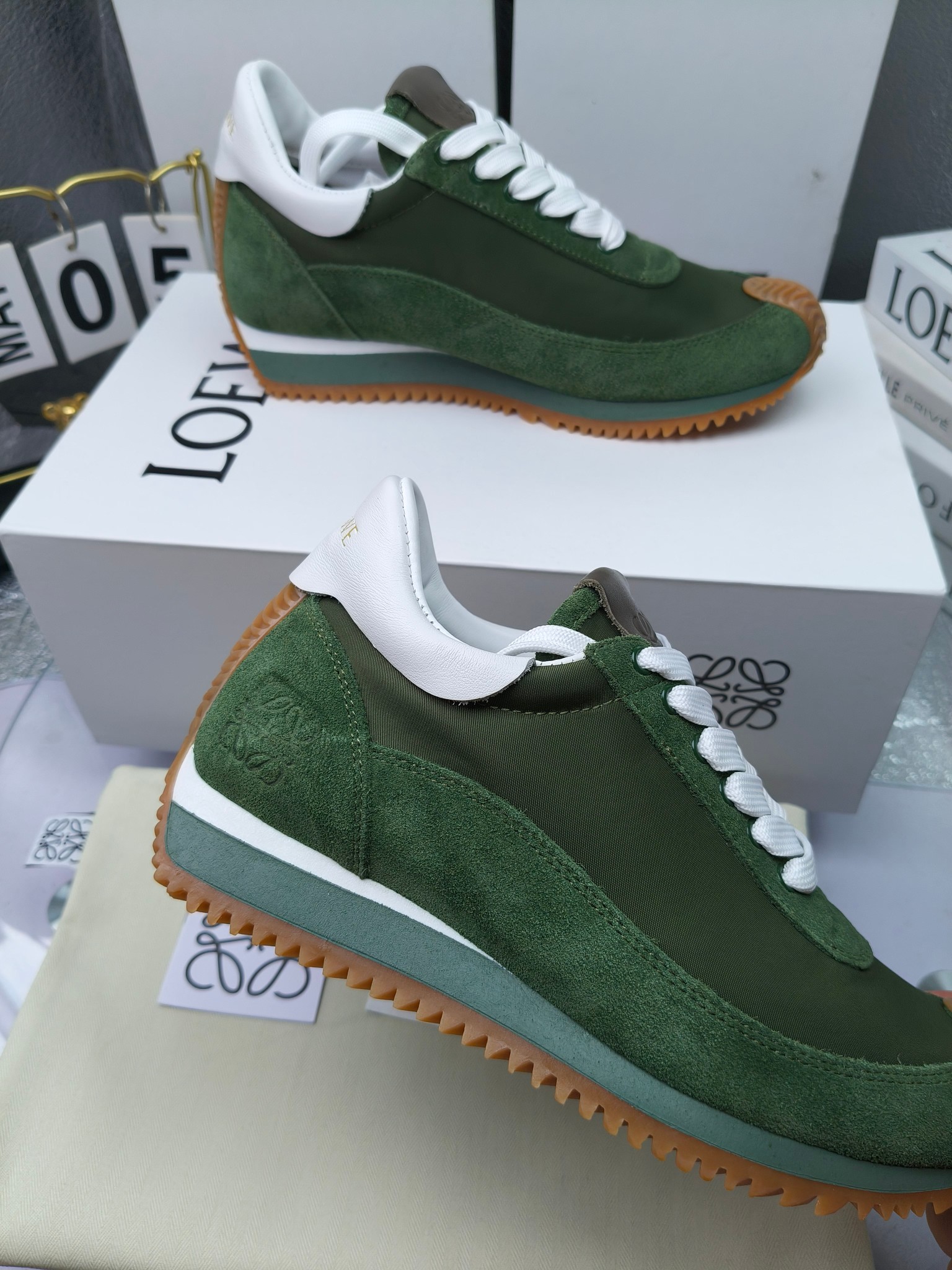 LOEWE
罗意威2023SS新款运动休闲鞋，
出220      套码大小订单私聊
易威阿甘鞋，情侣款德训鞋，运动无止境，设计大胆奢华，时尚工艺与运动精神融合创造出一款完美艺术单品⚠️
太美太好看太好穿太舒服了💕💕鞋子很轻便，逛街暴走零压力，配裙子裤子都非常百搭
国外购原板1：1开发，皮革，绒面，丝绸3种材料拼接撞色，LOEWE标志性草书字样L与鞋身完美融合，
多种颜色的拼接，给人一种强烈的视觉冲击，异常吸睛，鞋身整体线条优美，大底超软耐磨
💚鞋面采用牛反绒➕原版布料
💚舒适羊皮内里、水染牛皮垫脚
💚码数：女码35-42（41.42订做）
                 男码38-46（38.45.46订做）
