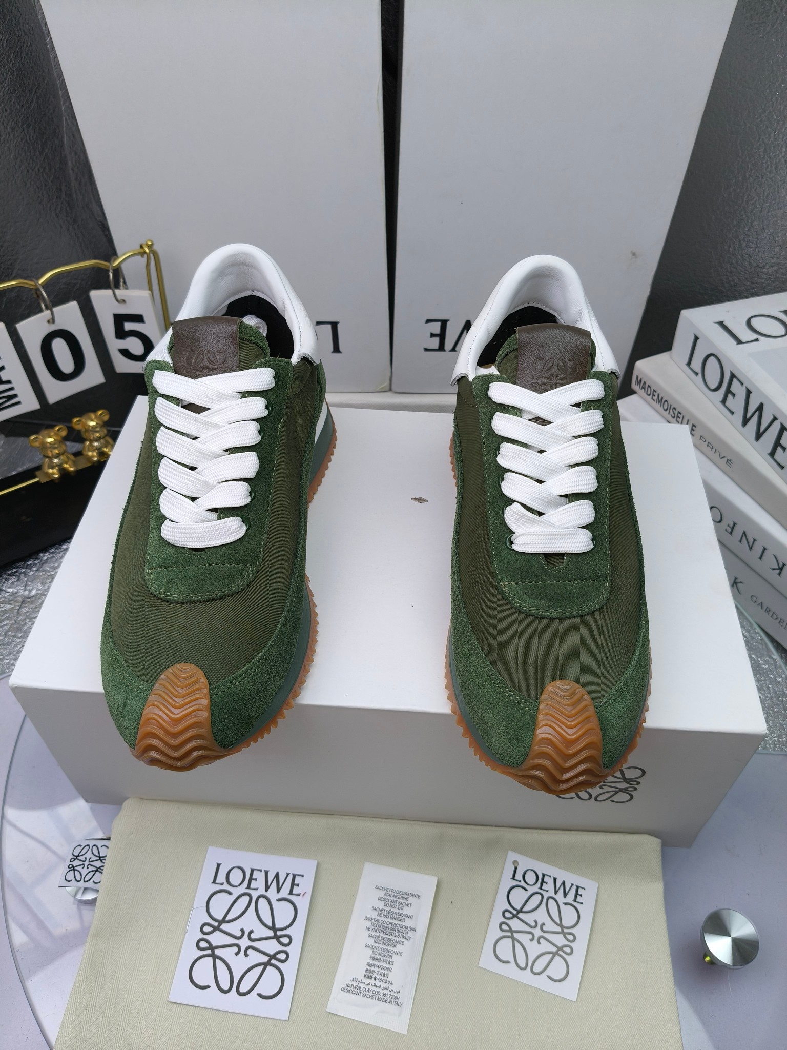 LOEWE
罗意威2023SS新款运动休闲鞋，
出220      套码大小订单私聊
易威阿甘鞋，情侣款德训鞋，运动无止境，设计大胆奢华，时尚工艺与运动精神融合创造出一款完美艺术单品⚠️
太美太好看太好穿太舒服了💕💕鞋子很轻便，逛街暴走零压力，配裙子裤子都非常百搭
国外购原板1：1开发，皮革，绒面，丝绸3种材料拼接撞色，LOEWE标志性草书字样L与鞋身完美融合，
多种颜色的拼接，给人一种强烈的视觉冲击，异常吸睛，鞋身整体线条优美，大底超软耐磨
💚鞋面采用牛反绒➕原版布料
💚舒适羊皮内里、水染牛皮垫脚
💚码数：女码35-42（41.42订做）
                 男码38-46（38.45.46订做）
