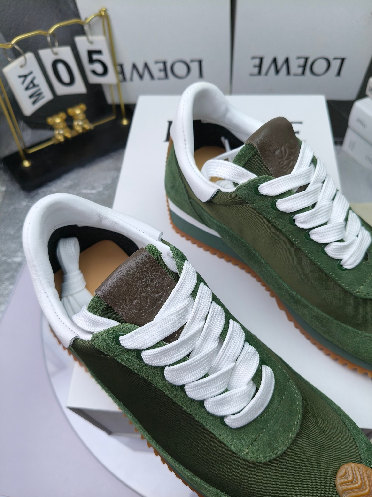 LOEWE
罗意威2023SS新款运动休闲鞋，
出220      套码大小订单私聊
易威阿甘鞋，情侣款德训鞋，运动无止境，设计大胆奢华，时尚工艺与运动精神融合创造出一款完美艺术单品⚠️
太美太好看太好穿太舒服了💕💕鞋子很轻便，逛街暴走零压力，配裙子裤子都非常百搭
国外购原板1：1开发，皮革，绒面，丝绸3种材料拼接撞色，LOEWE标志性草书字样L与鞋身完美融合，
多种颜色的拼接，给人一种强烈的视觉冲击，异常吸睛，鞋身整体线条优美，大底超软耐磨
💚鞋面采用牛反绒➕原版布料
💚舒适羊皮内里、水染牛皮垫脚
💚码数：女码35-42（41.42订做）
                 男码38-46（38.45.46订做）
