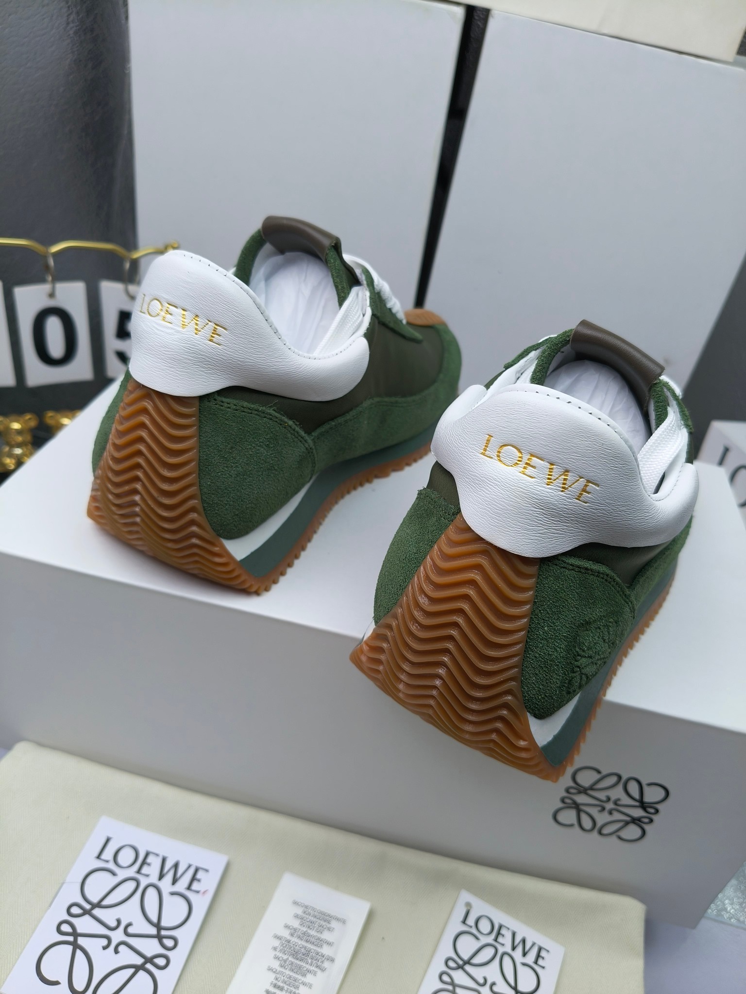 LOEWE
罗意威2023SS新款运动休闲鞋，
出220      套码大小订单私聊
易威阿甘鞋，情侣款德训鞋，运动无止境，设计大胆奢华，时尚工艺与运动精神融合创造出一款完美艺术单品⚠️
太美太好看太好穿太舒服了💕💕鞋子很轻便，逛街暴走零压力，配裙子裤子都非常百搭
国外购原板1：1开发，皮革，绒面，丝绸3种材料拼接撞色，LOEWE标志性草书字样L与鞋身完美融合，
多种颜色的拼接，给人一种强烈的视觉冲击，异常吸睛，鞋身整体线条优美，大底超软耐磨
💚鞋面采用牛反绒➕原版布料
💚舒适羊皮内里、水染牛皮垫脚
💚码数：女码35-42（41.42订做）
                 男码38-46（38.45.46订做）
