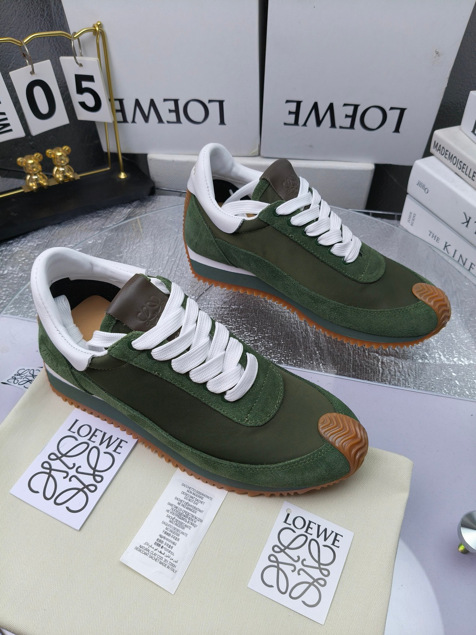 LOEWE
罗意威2023SS新款运动休闲鞋，
出220      套码大小订单私聊
易威阿甘鞋，情侣款德训鞋，运动无止境，设计大胆奢华，时尚工艺与运动精神融合创造出一款完美艺术单品⚠️
太美太好看太好穿太舒服了💕💕鞋子很轻便，逛街暴走零压力，配裙子裤子都非常百搭
国外购原板1：1开发，皮革，绒面，丝绸3种材料拼接撞色，LOEWE标志性草书字样L与鞋身完美融合，
多种颜色的拼接，给人一种强烈的视觉冲击，异常吸睛，鞋身整体线条优美，大底超软耐磨
💚鞋面采用牛反绒➕原版布料
💚舒适羊皮内里、水染牛皮垫脚
💚码数：女码35-42（41.42订做）
                 男码38-46（38.45.46订做）
