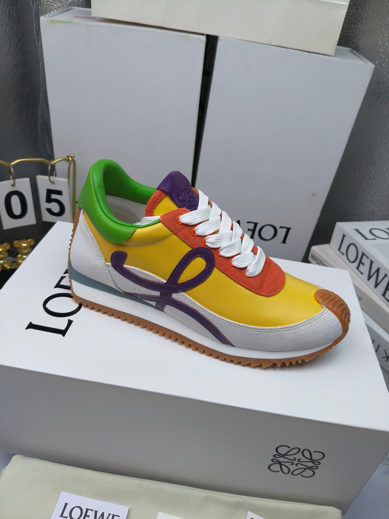 LOEWE
罗意威2023SS新款运动休闲鞋，
出220      套码大小订单私聊
易威阿甘鞋，情侣款德训鞋，运动无止境，设计大胆奢华，时尚工艺与运动精神融合创造出一款完美艺术单品⚠️
太美太好看太好穿太舒服了💕💕鞋子很轻便，逛街暴走零压力，配裙子裤子都非常百搭
国外购原板1：1开发，皮革，绒面，丝绸3种材料拼接撞色，LOEWE标志性草书字样L与鞋身完美融合，
多种颜色的拼接，给人一种强烈的视觉冲击，异常吸睛，鞋身整体线条优美，大底超软耐磨
💚鞋面采用牛反绒➕原版布料
💚舒适羊皮内里、水染牛皮垫脚
💚码数：女码35-42（41.42订做）
                 男码38-46（38.45.46订做）
