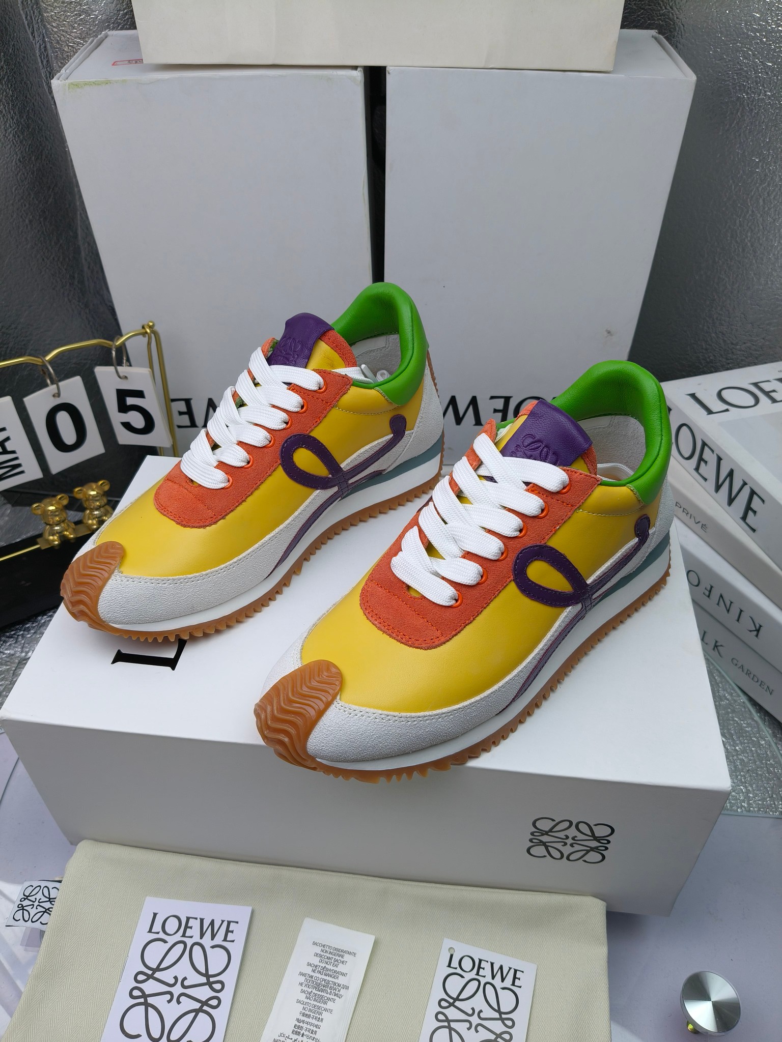 LOEWE
罗意威2023SS新款运动休闲鞋，
出220      套码大小订单私聊
易威阿甘鞋，情侣款德训鞋，运动无止境，设计大胆奢华，时尚工艺与运动精神融合创造出一款完美艺术单品⚠️
太美太好看太好穿太舒服了💕💕鞋子很轻便，逛街暴走零压力，配裙子裤子都非常百搭
国外购原板1：1开发，皮革，绒面，丝绸3种材料拼接撞色，LOEWE标志性草书字样L与鞋身完美融合，
多种颜色的拼接，给人一种强烈的视觉冲击，异常吸睛，鞋身整体线条优美，大底超软耐磨
💚鞋面采用牛反绒➕原版布料
💚舒适羊皮内里、水染牛皮垫脚
💚码数：女码35-42（41.42订做）
                 男码38-46（38.45.46订做）
