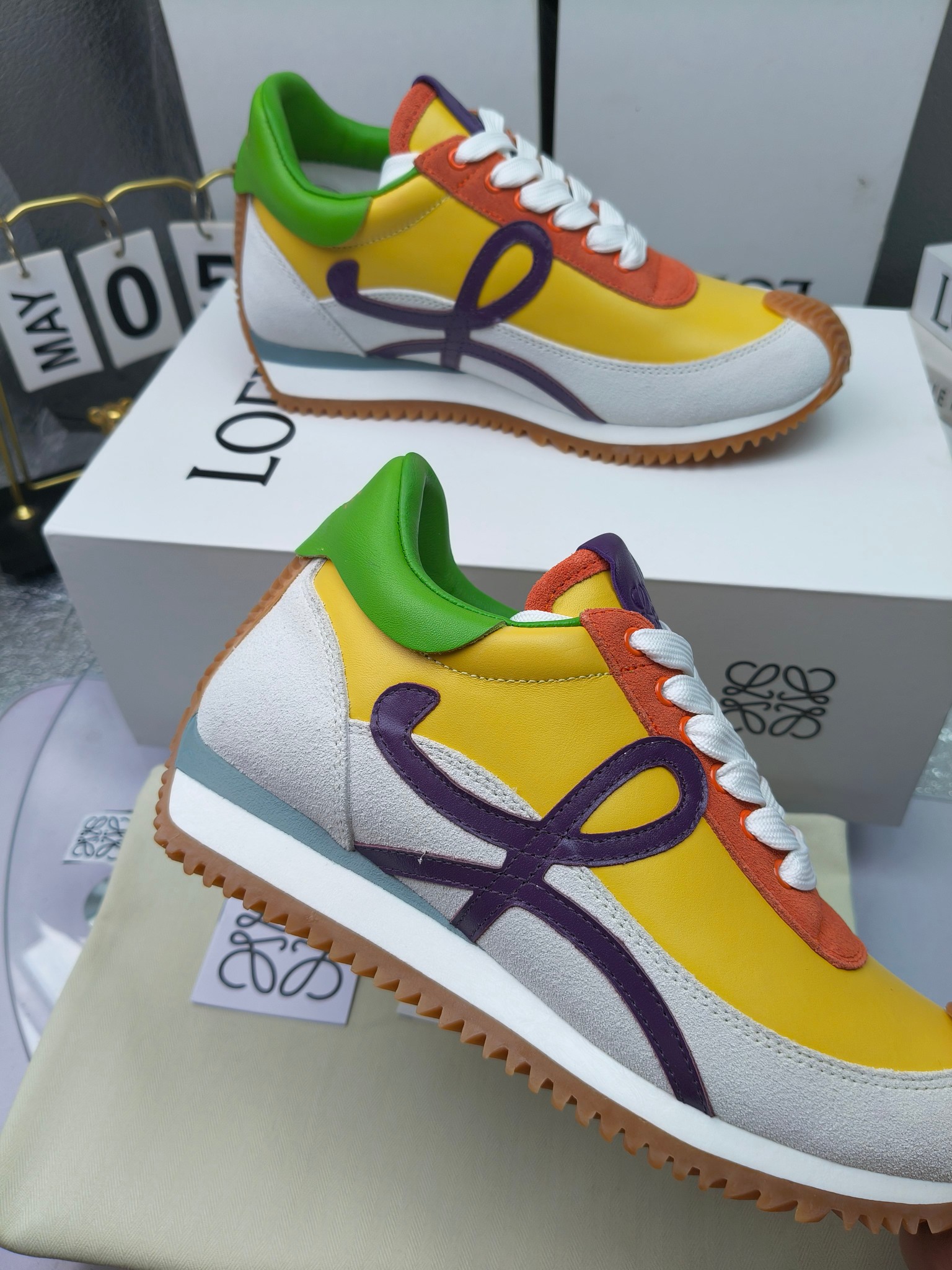 LOEWE
罗意威2023SS新款运动休闲鞋，
出220      套码大小订单私聊
易威阿甘鞋，情侣款德训鞋，运动无止境，设计大胆奢华，时尚工艺与运动精神融合创造出一款完美艺术单品⚠️
太美太好看太好穿太舒服了💕💕鞋子很轻便，逛街暴走零压力，配裙子裤子都非常百搭
国外购原板1：1开发，皮革，绒面，丝绸3种材料拼接撞色，LOEWE标志性草书字样L与鞋身完美融合，
多种颜色的拼接，给人一种强烈的视觉冲击，异常吸睛，鞋身整体线条优美，大底超软耐磨
💚鞋面采用牛反绒➕原版布料
💚舒适羊皮内里、水染牛皮垫脚
💚码数：女码35-42（41.42订做）
                 男码38-46（38.45.46订做）
