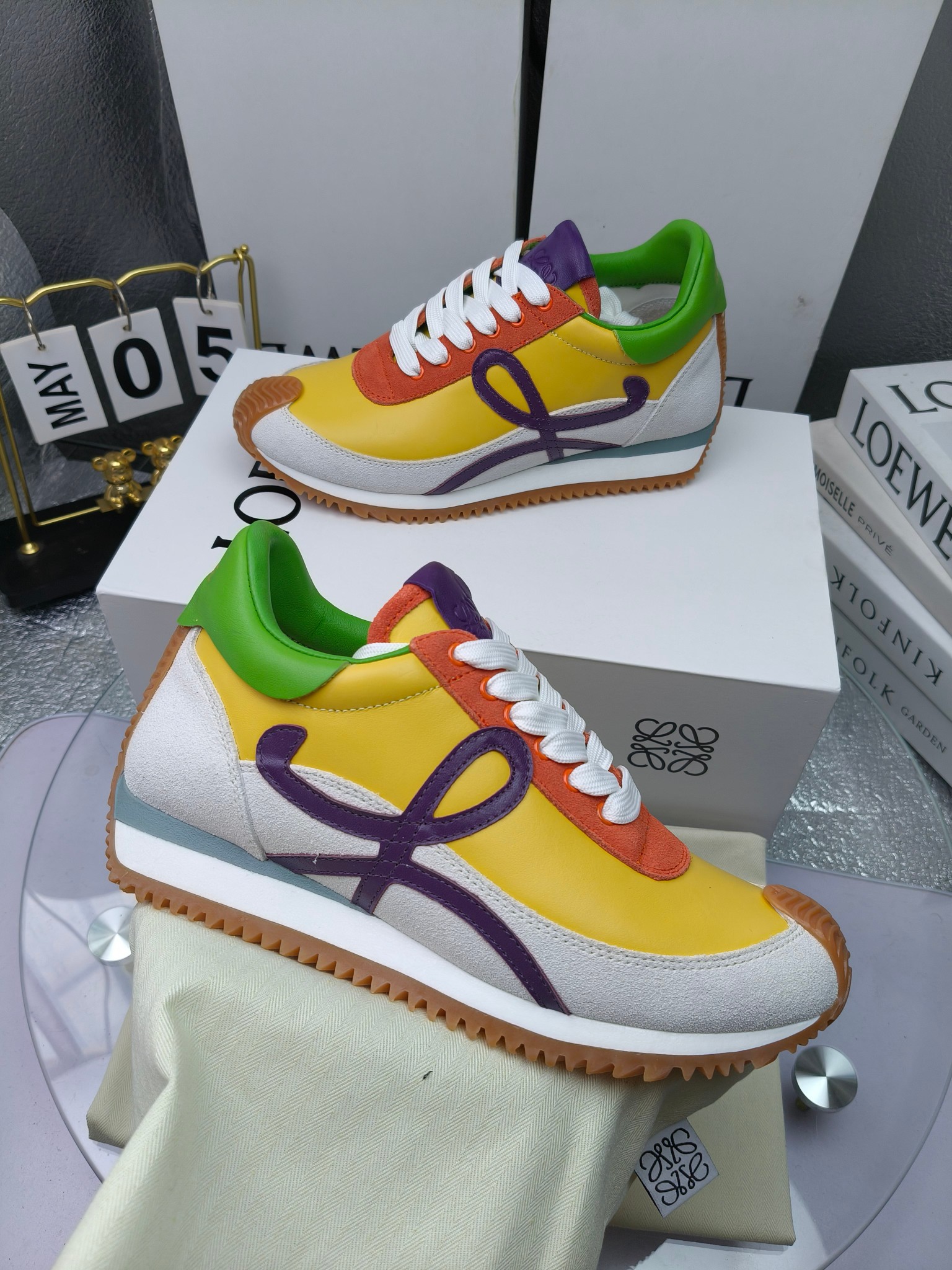LOEWE
罗意威2023SS新款运动休闲鞋，
出220      套码大小订单私聊
易威阿甘鞋，情侣款德训鞋，运动无止境，设计大胆奢华，时尚工艺与运动精神融合创造出一款完美艺术单品⚠️
太美太好看太好穿太舒服了💕💕鞋子很轻便，逛街暴走零压力，配裙子裤子都非常百搭
国外购原板1：1开发，皮革，绒面，丝绸3种材料拼接撞色，LOEWE标志性草书字样L与鞋身完美融合，
多种颜色的拼接，给人一种强烈的视觉冲击，异常吸睛，鞋身整体线条优美，大底超软耐磨
💚鞋面采用牛反绒➕原版布料
💚舒适羊皮内里、水染牛皮垫脚
💚码数：女码35-42（41.42订做）
                 男码38-46（38.45.46订做）
