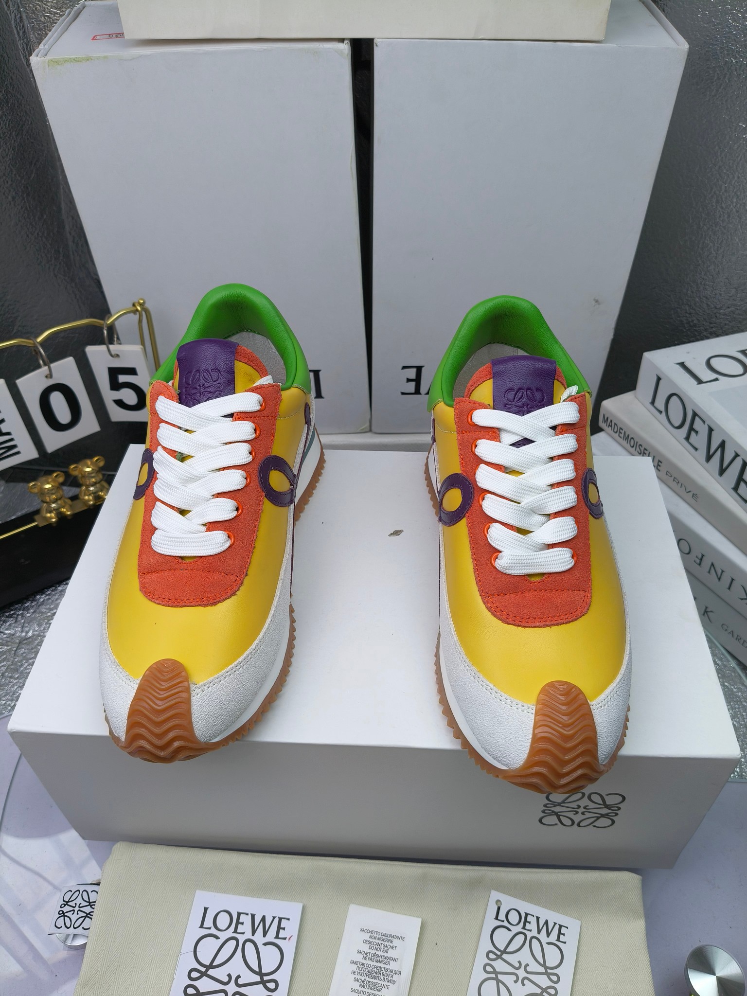 LOEWE
罗意威2023SS新款运动休闲鞋，
出220      套码大小订单私聊
易威阿甘鞋，情侣款德训鞋，运动无止境，设计大胆奢华，时尚工艺与运动精神融合创造出一款完美艺术单品⚠️
太美太好看太好穿太舒服了💕💕鞋子很轻便，逛街暴走零压力，配裙子裤子都非常百搭
国外购原板1：1开发，皮革，绒面，丝绸3种材料拼接撞色，LOEWE标志性草书字样L与鞋身完美融合，
多种颜色的拼接，给人一种强烈的视觉冲击，异常吸睛，鞋身整体线条优美，大底超软耐磨
💚鞋面采用牛反绒➕原版布料
💚舒适羊皮内里、水染牛皮垫脚
💚码数：女码35-42（41.42订做）
                 男码38-46（38.45.46订做）
