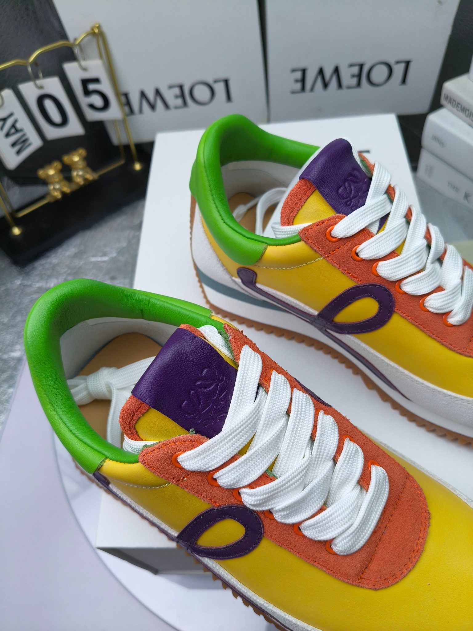 LOEWE
罗意威2023SS新款运动休闲鞋，
出220      套码大小订单私聊
易威阿甘鞋，情侣款德训鞋，运动无止境，设计大胆奢华，时尚工艺与运动精神融合创造出一款完美艺术单品⚠️
太美太好看太好穿太舒服了💕💕鞋子很轻便，逛街暴走零压力，配裙子裤子都非常百搭
国外购原板1：1开发，皮革，绒面，丝绸3种材料拼接撞色，LOEWE标志性草书字样L与鞋身完美融合，
多种颜色的拼接，给人一种强烈的视觉冲击，异常吸睛，鞋身整体线条优美，大底超软耐磨
💚鞋面采用牛反绒➕原版布料
💚舒适羊皮内里、水染牛皮垫脚
💚码数：女码35-42（41.42订做）
                 男码38-46（38.45.46订做）
