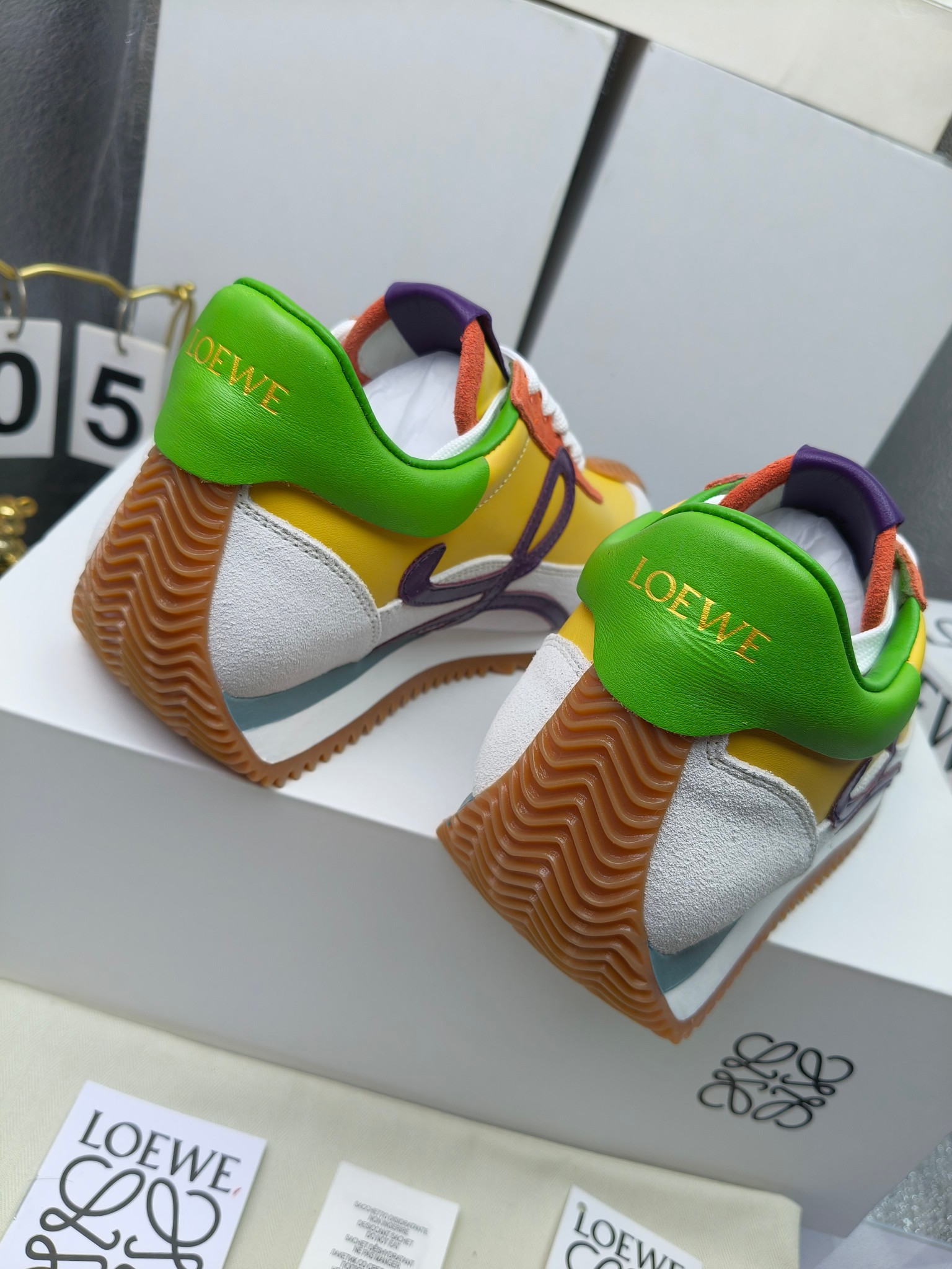 LOEWE
罗意威2023SS新款运动休闲鞋，
出220      套码大小订单私聊
易威阿甘鞋，情侣款德训鞋，运动无止境，设计大胆奢华，时尚工艺与运动精神融合创造出一款完美艺术单品⚠️
太美太好看太好穿太舒服了💕💕鞋子很轻便，逛街暴走零压力，配裙子裤子都非常百搭
国外购原板1：1开发，皮革，绒面，丝绸3种材料拼接撞色，LOEWE标志性草书字样L与鞋身完美融合，
多种颜色的拼接，给人一种强烈的视觉冲击，异常吸睛，鞋身整体线条优美，大底超软耐磨
💚鞋面采用牛反绒➕原版布料
💚舒适羊皮内里、水染牛皮垫脚
💚码数：女码35-42（41.42订做）
                 男码38-46（38.45.46订做）
