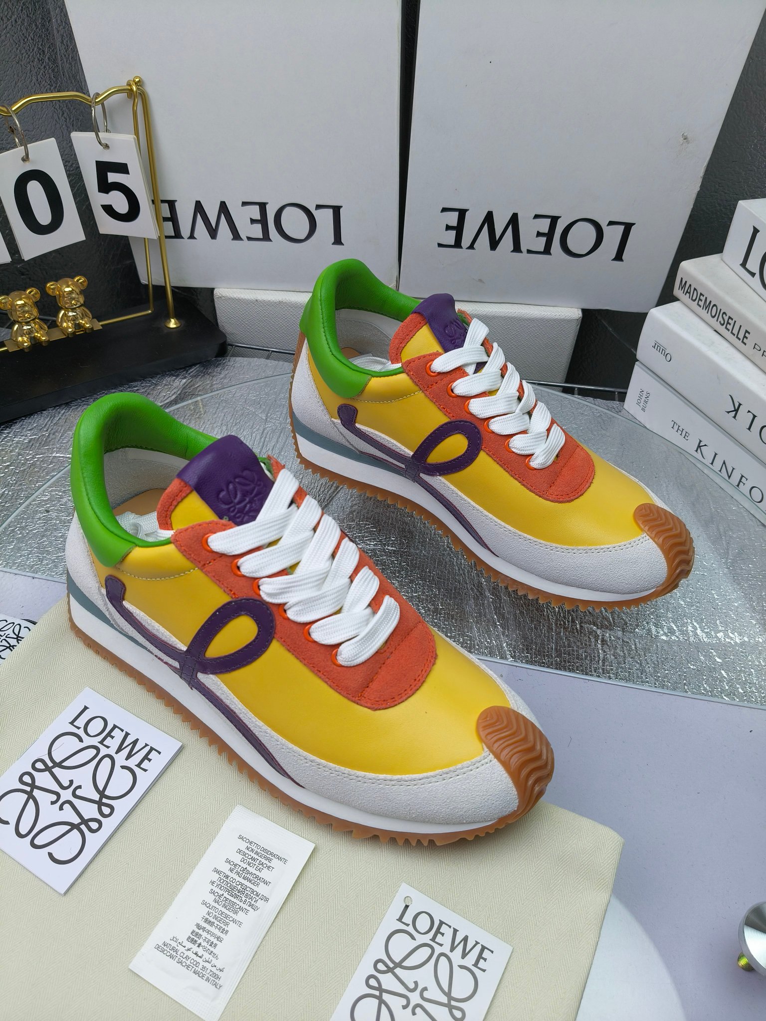 LOEWE
罗意威2023SS新款运动休闲鞋，
出220      套码大小订单私聊
易威阿甘鞋，情侣款德训鞋，运动无止境，设计大胆奢华，时尚工艺与运动精神融合创造出一款完美艺术单品⚠️
太美太好看太好穿太舒服了💕💕鞋子很轻便，逛街暴走零压力，配裙子裤子都非常百搭
国外购原板1：1开发，皮革，绒面，丝绸3种材料拼接撞色，LOEWE标志性草书字样L与鞋身完美融合，
多种颜色的拼接，给人一种强烈的视觉冲击，异常吸睛，鞋身整体线条优美，大底超软耐磨
💚鞋面采用牛反绒➕原版布料
💚舒适羊皮内里、水染牛皮垫脚
💚码数：女码35-42（41.42订做）
                 男码38-46（38.45.46订做）
