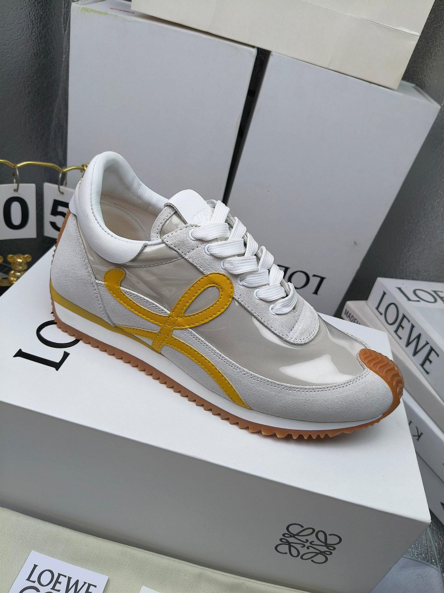 LOEWE
罗意威2023SS新款运动休闲鞋，
出220      套码大小订单私聊
易威阿甘鞋，情侣款德训鞋，运动无止境，设计大胆奢华，时尚工艺与运动精神融合创造出一款完美艺术单品⚠️
太美太好看太好穿太舒服了💕💕鞋子很轻便，逛街暴走零压力，配裙子裤子都非常百搭
国外购原板1：1开发，皮革，绒面，丝绸3种材料拼接撞色，LOEWE标志性草书字样L与鞋身完美融合，
多种颜色的拼接，给人一种强烈的视觉冲击，异常吸睛，鞋身整体线条优美，大底超软耐磨
💚鞋面采用牛反绒➕原版布料
💚舒适羊皮内里、水染牛皮垫脚
💚码数：女码35-42（41.42订做）
                 男码38-46（38.45.46订做）
