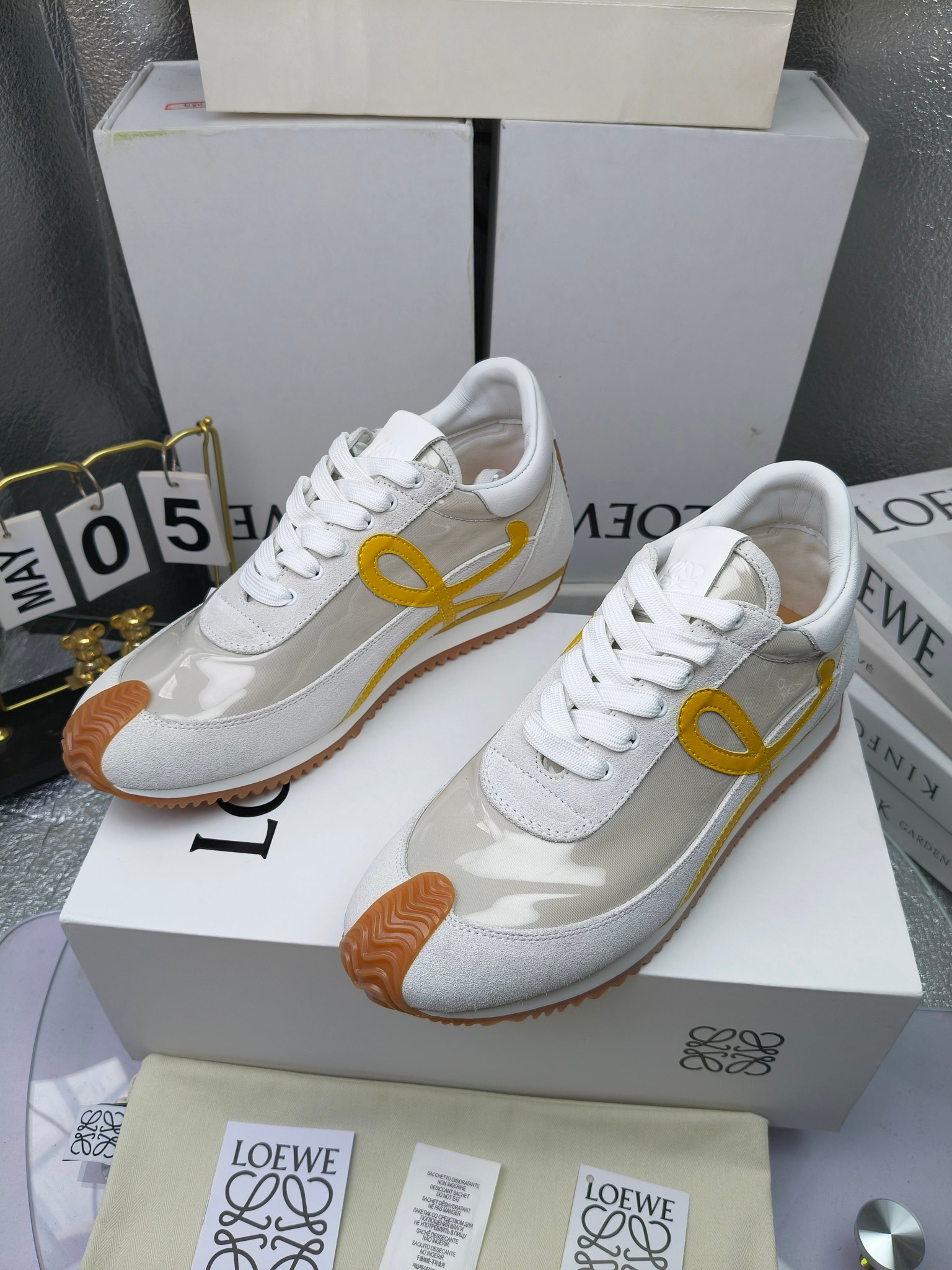 LOEWE
罗意威2023SS新款运动休闲鞋，
出220      套码大小订单私聊
易威阿甘鞋，情侣款德训鞋，运动无止境，设计大胆奢华，时尚工艺与运动精神融合创造出一款完美艺术单品⚠️
太美太好看太好穿太舒服了💕💕鞋子很轻便，逛街暴走零压力，配裙子裤子都非常百搭
国外购原板1：1开发，皮革，绒面，丝绸3种材料拼接撞色，LOEWE标志性草书字样L与鞋身完美融合，
多种颜色的拼接，给人一种强烈的视觉冲击，异常吸睛，鞋身整体线条优美，大底超软耐磨
💚鞋面采用牛反绒➕原版布料
💚舒适羊皮内里、水染牛皮垫脚
💚码数：女码35-42（41.42订做）
                 男码38-46（38.45.46订做）
