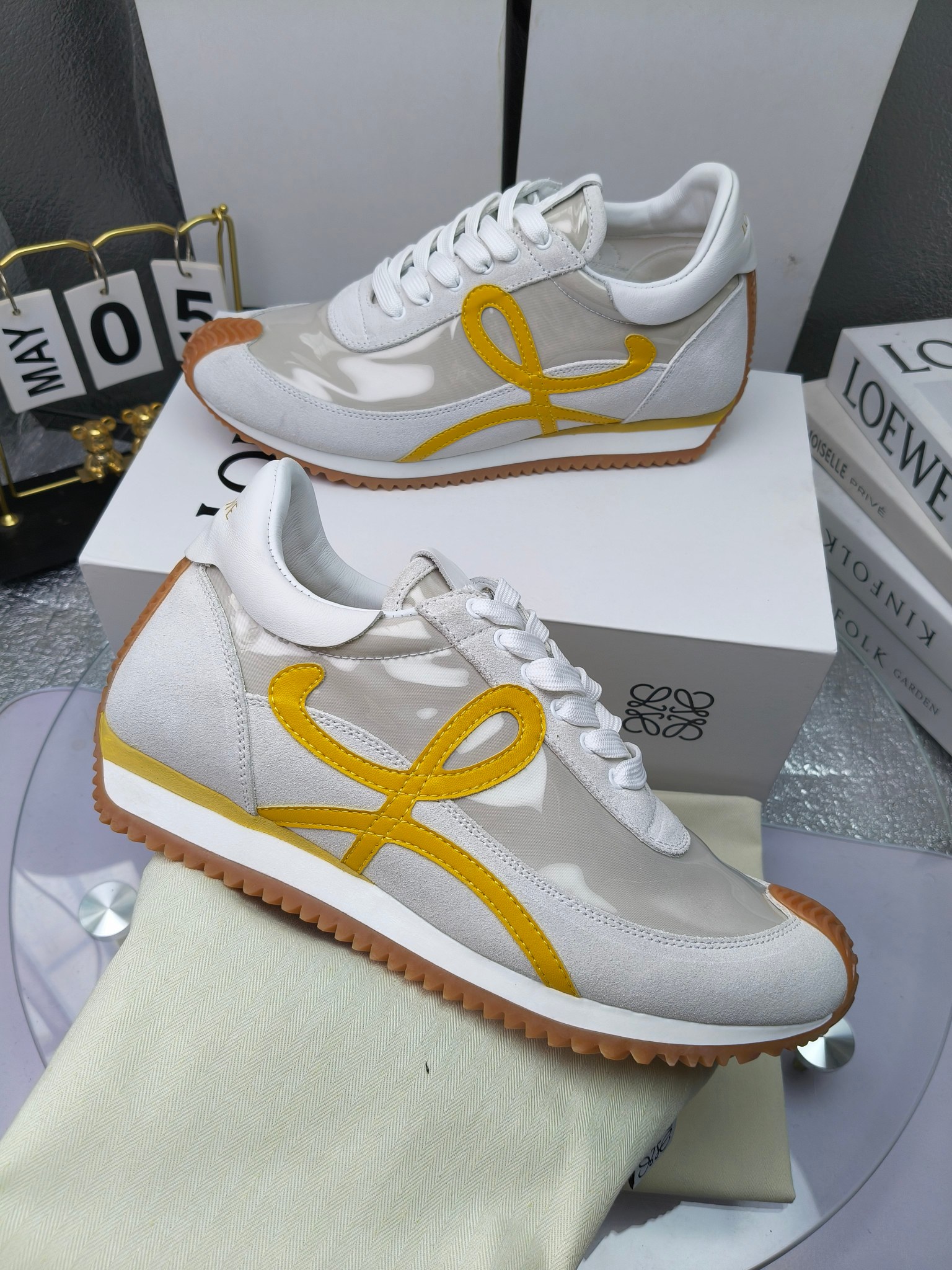 LOEWE
罗意威2023SS新款运动休闲鞋，
出220      套码大小订单私聊
易威阿甘鞋，情侣款德训鞋，运动无止境，设计大胆奢华，时尚工艺与运动精神融合创造出一款完美艺术单品⚠️
太美太好看太好穿太舒服了💕💕鞋子很轻便，逛街暴走零压力，配裙子裤子都非常百搭
国外购原板1：1开发，皮革，绒面，丝绸3种材料拼接撞色，LOEWE标志性草书字样L与鞋身完美融合，
多种颜色的拼接，给人一种强烈的视觉冲击，异常吸睛，鞋身整体线条优美，大底超软耐磨
💚鞋面采用牛反绒➕原版布料
💚舒适羊皮内里、水染牛皮垫脚
💚码数：女码35-42（41.42订做）
                 男码38-46（38.45.46订做）
