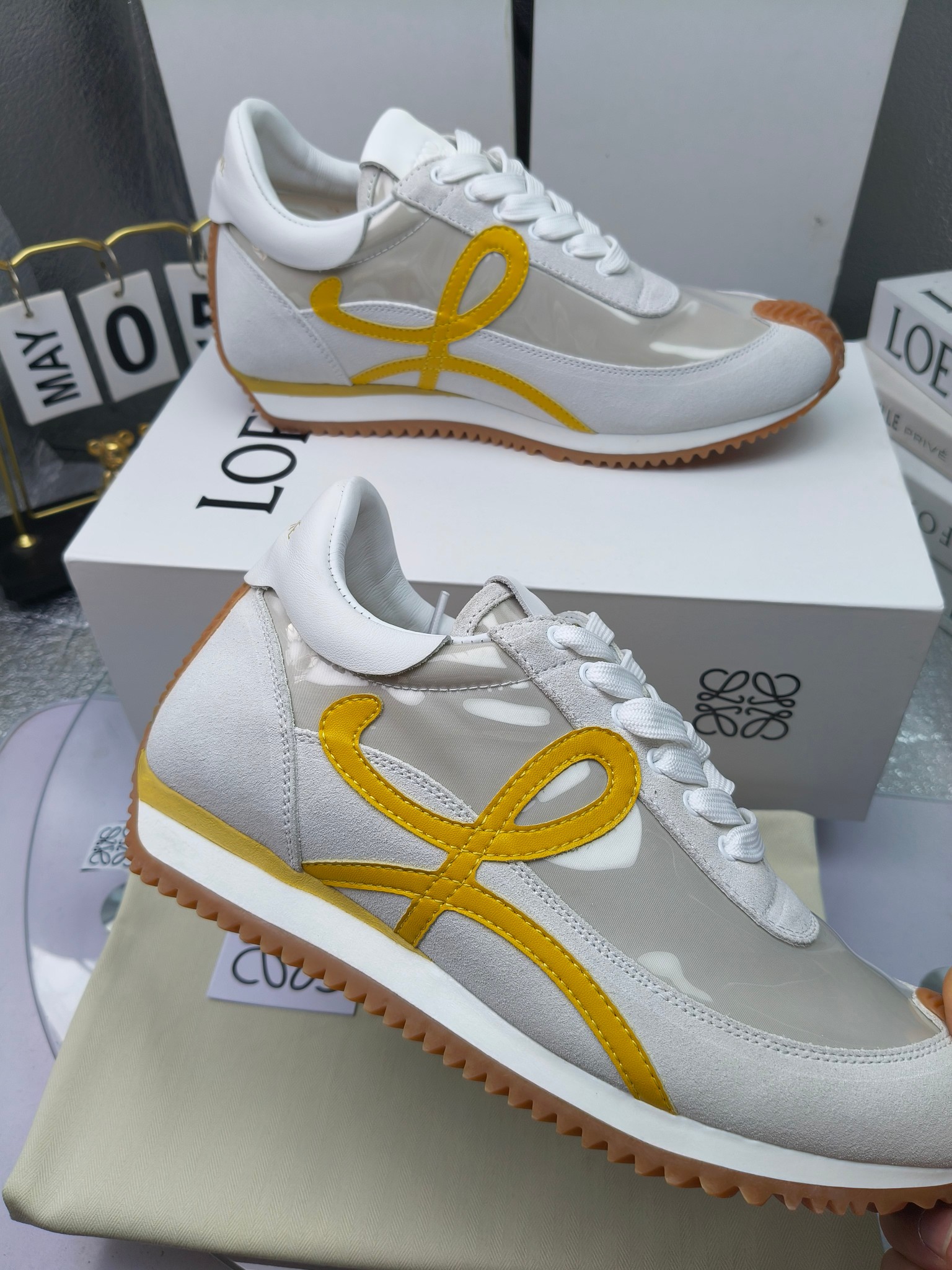 LOEWE
罗意威2023SS新款运动休闲鞋，
出220      套码大小订单私聊
易威阿甘鞋，情侣款德训鞋，运动无止境，设计大胆奢华，时尚工艺与运动精神融合创造出一款完美艺术单品⚠️
太美太好看太好穿太舒服了💕💕鞋子很轻便，逛街暴走零压力，配裙子裤子都非常百搭
国外购原板1：1开发，皮革，绒面，丝绸3种材料拼接撞色，LOEWE标志性草书字样L与鞋身完美融合，
多种颜色的拼接，给人一种强烈的视觉冲击，异常吸睛，鞋身整体线条优美，大底超软耐磨
💚鞋面采用牛反绒➕原版布料
💚舒适羊皮内里、水染牛皮垫脚
💚码数：女码35-42（41.42订做）
                 男码38-46（38.45.46订做）
