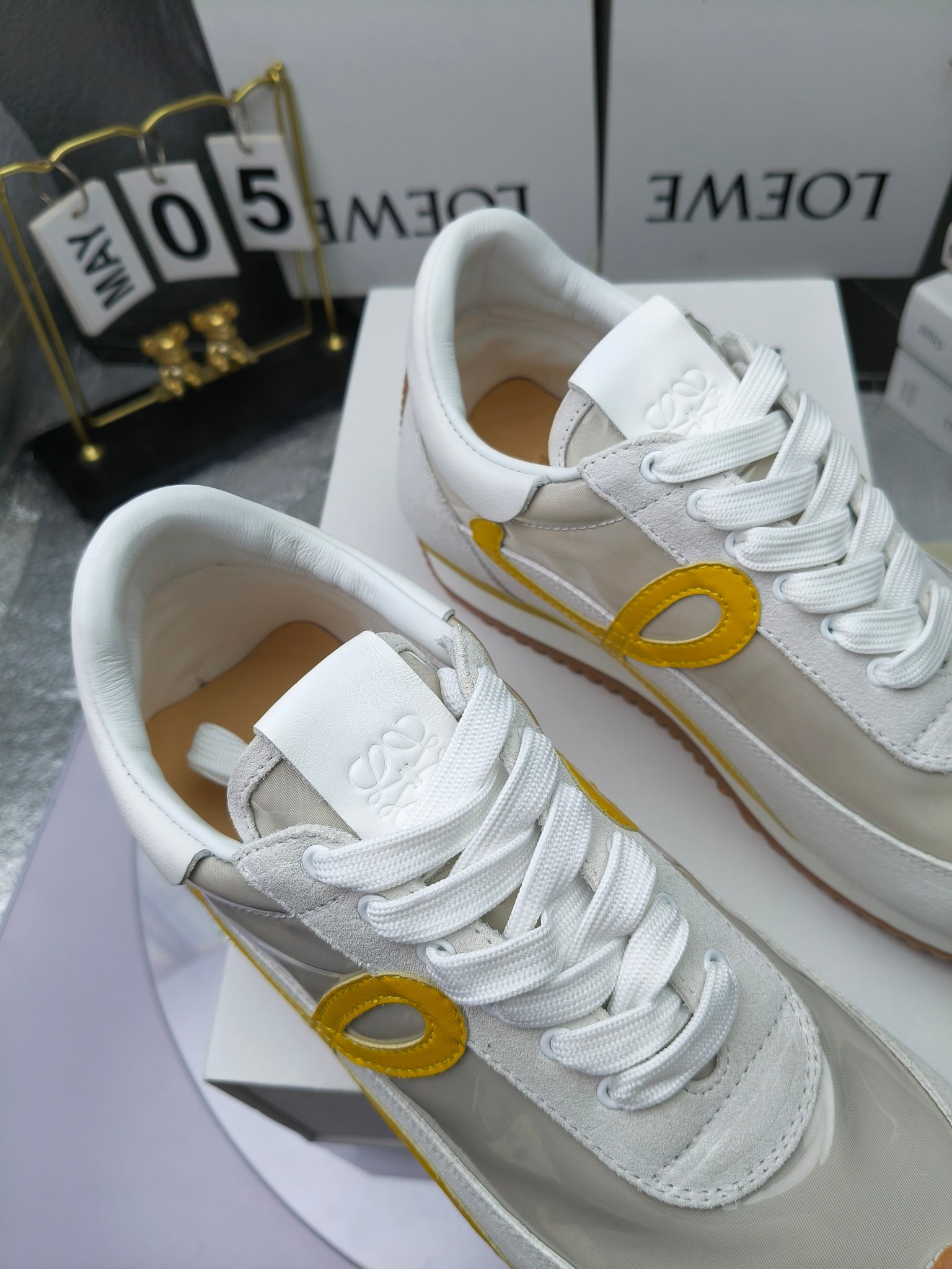 LOEWE
罗意威2023SS新款运动休闲鞋，
出220      套码大小订单私聊
易威阿甘鞋，情侣款德训鞋，运动无止境，设计大胆奢华，时尚工艺与运动精神融合创造出一款完美艺术单品⚠️
太美太好看太好穿太舒服了💕💕鞋子很轻便，逛街暴走零压力，配裙子裤子都非常百搭
国外购原板1：1开发，皮革，绒面，丝绸3种材料拼接撞色，LOEWE标志性草书字样L与鞋身完美融合，
多种颜色的拼接，给人一种强烈的视觉冲击，异常吸睛，鞋身整体线条优美，大底超软耐磨
💚鞋面采用牛反绒➕原版布料
💚舒适羊皮内里、水染牛皮垫脚
💚码数：女码35-42（41.42订做）
                 男码38-46（38.45.46订做）
