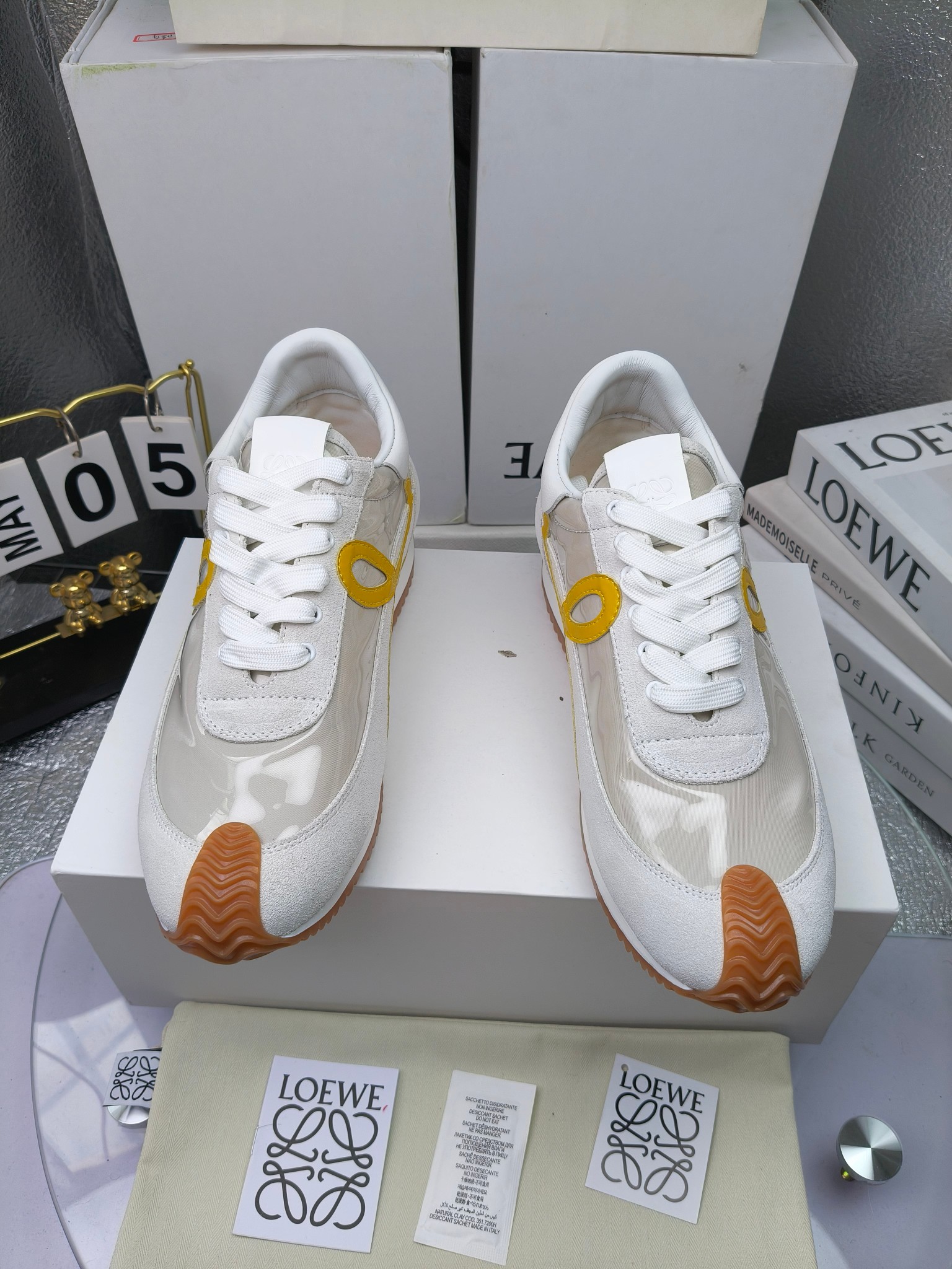 LOEWE
罗意威2023SS新款运动休闲鞋，
出220      套码大小订单私聊
易威阿甘鞋，情侣款德训鞋，运动无止境，设计大胆奢华，时尚工艺与运动精神融合创造出一款完美艺术单品⚠️
太美太好看太好穿太舒服了💕💕鞋子很轻便，逛街暴走零压力，配裙子裤子都非常百搭
国外购原板1：1开发，皮革，绒面，丝绸3种材料拼接撞色，LOEWE标志性草书字样L与鞋身完美融合，
多种颜色的拼接，给人一种强烈的视觉冲击，异常吸睛，鞋身整体线条优美，大底超软耐磨
💚鞋面采用牛反绒➕原版布料
💚舒适羊皮内里、水染牛皮垫脚
💚码数：女码35-42（41.42订做）
                 男码38-46（38.45.46订做）
