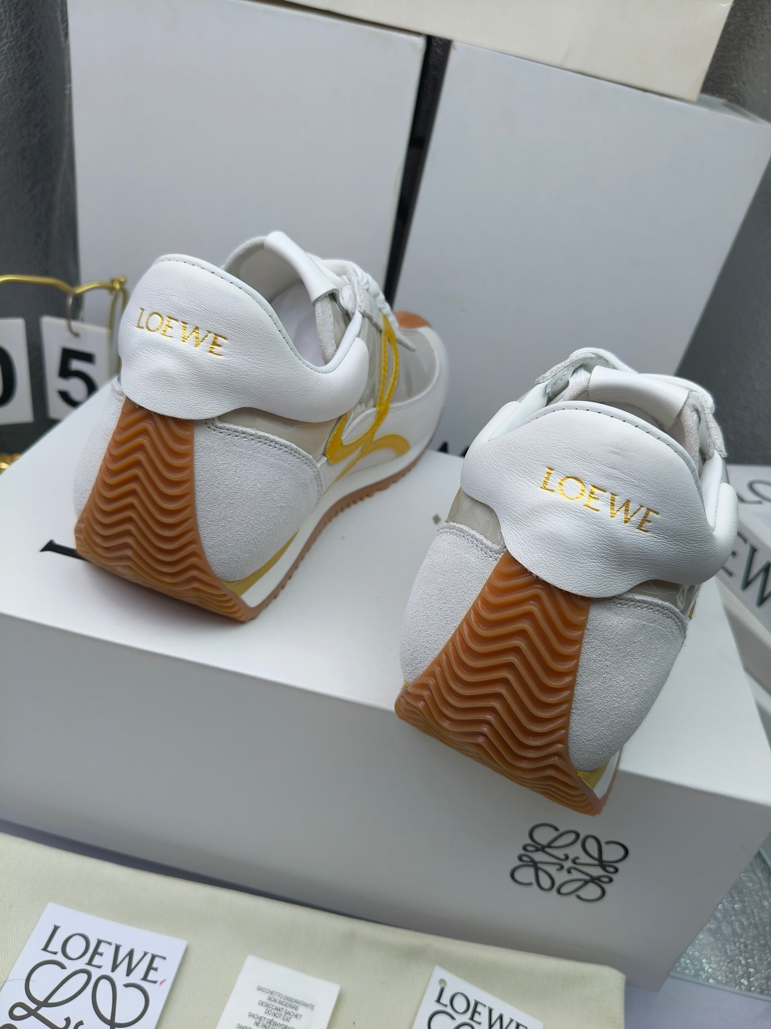 LOEWE
罗意威2023SS新款运动休闲鞋，
出220      套码大小订单私聊
易威阿甘鞋，情侣款德训鞋，运动无止境，设计大胆奢华，时尚工艺与运动精神融合创造出一款完美艺术单品⚠️
太美太好看太好穿太舒服了💕💕鞋子很轻便，逛街暴走零压力，配裙子裤子都非常百搭
国外购原板1：1开发，皮革，绒面，丝绸3种材料拼接撞色，LOEWE标志性草书字样L与鞋身完美融合，
多种颜色的拼接，给人一种强烈的视觉冲击，异常吸睛，鞋身整体线条优美，大底超软耐磨
💚鞋面采用牛反绒➕原版布料
💚舒适羊皮内里、水染牛皮垫脚
💚码数：女码35-42（41.42订做）
                 男码38-46（38.45.46订做）
