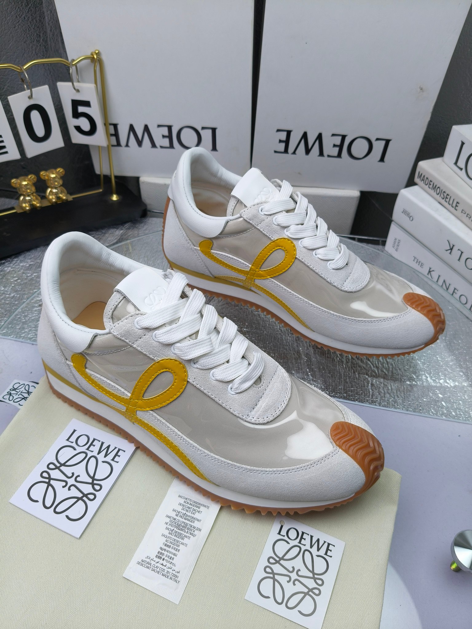 LOEWE
罗意威2023SS新款运动休闲鞋，
出220      套码大小订单私聊
易威阿甘鞋，情侣款德训鞋，运动无止境，设计大胆奢华，时尚工艺与运动精神融合创造出一款完美艺术单品⚠️
太美太好看太好穿太舒服了💕💕鞋子很轻便，逛街暴走零压力，配裙子裤子都非常百搭
国外购原板1：1开发，皮革，绒面，丝绸3种材料拼接撞色，LOEWE标志性草书字样L与鞋身完美融合，
多种颜色的拼接，给人一种强烈的视觉冲击，异常吸睛，鞋身整体线条优美，大底超软耐磨
💚鞋面采用牛反绒➕原版布料
💚舒适羊皮内里、水染牛皮垫脚
💚码数：女码35-42（41.42订做）
                 男码38-46（38.45.46订做）
