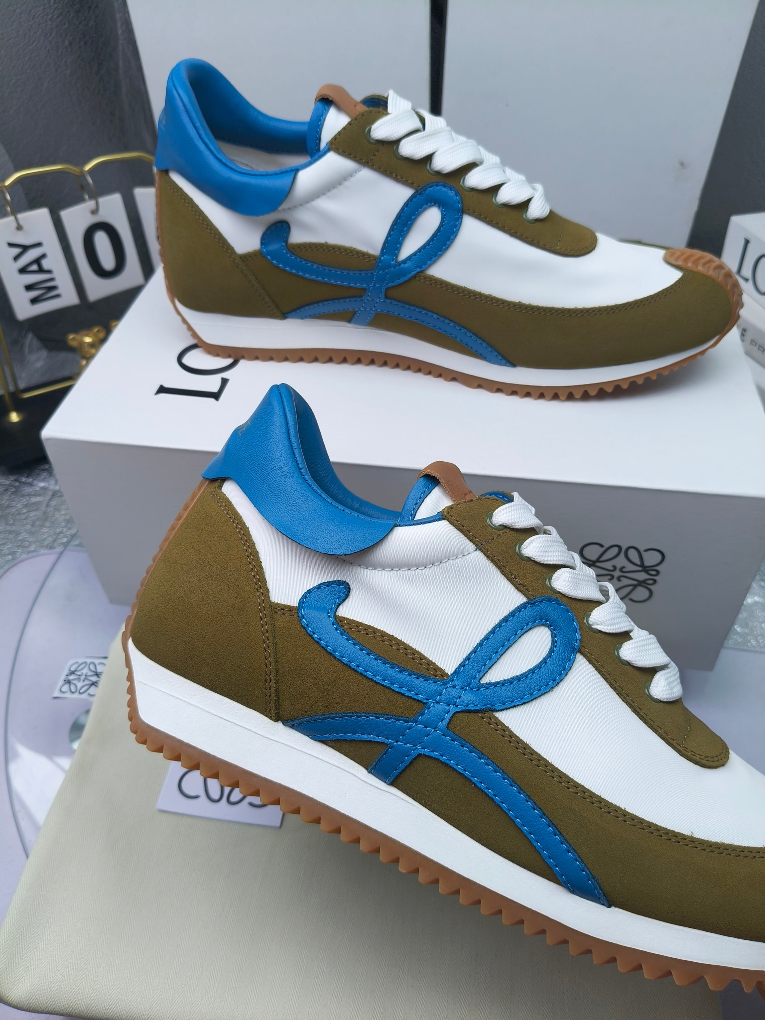 LOEWE
罗意威2023SS新款运动休闲鞋，
出220      套码大小订单私聊
易威阿甘鞋，情侣款德训鞋，运动无止境，设计大胆奢华，时尚工艺与运动精神融合创造出一款完美艺术单品⚠️
太美太好看太好穿太舒服了💕💕鞋子很轻便，逛街暴走零压力，配裙子裤子都非常百搭
国外购原板1：1开发，皮革，绒面，丝绸3种材料拼接撞色，LOEWE标志性草书字样L与鞋身完美融合，
多种颜色的拼接，给人一种强烈的视觉冲击，异常吸睛，鞋身整体线条优美，大底超软耐磨
💚鞋面采用牛反绒➕原版布料
💚舒适羊皮内里、水染牛皮垫脚
💚码数：女码35-42（41.42订做）
                 男码38-46（38.45.46订做）
