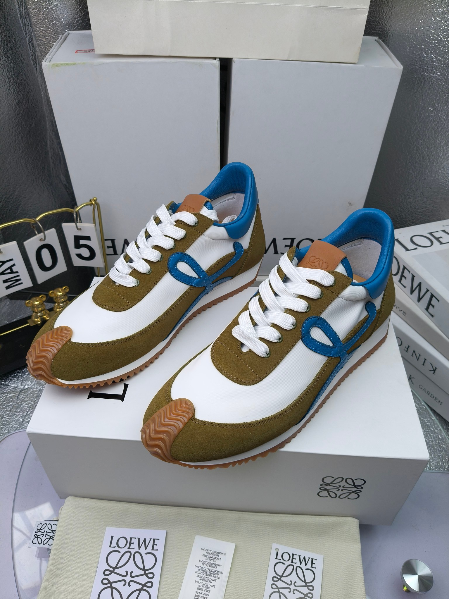 LOEWE
罗意威2023SS新款运动休闲鞋，
出220      套码大小订单私聊
易威阿甘鞋，情侣款德训鞋，运动无止境，设计大胆奢华，时尚工艺与运动精神融合创造出一款完美艺术单品⚠️
太美太好看太好穿太舒服了💕💕鞋子很轻便，逛街暴走零压力，配裙子裤子都非常百搭
国外购原板1：1开发，皮革，绒面，丝绸3种材料拼接撞色，LOEWE标志性草书字样L与鞋身完美融合，
多种颜色的拼接，给人一种强烈的视觉冲击，异常吸睛，鞋身整体线条优美，大底超软耐磨
💚鞋面采用牛反绒➕原版布料
💚舒适羊皮内里、水染牛皮垫脚
💚码数：女码35-42（41.42订做）
                 男码38-46（38.45.46订做）
