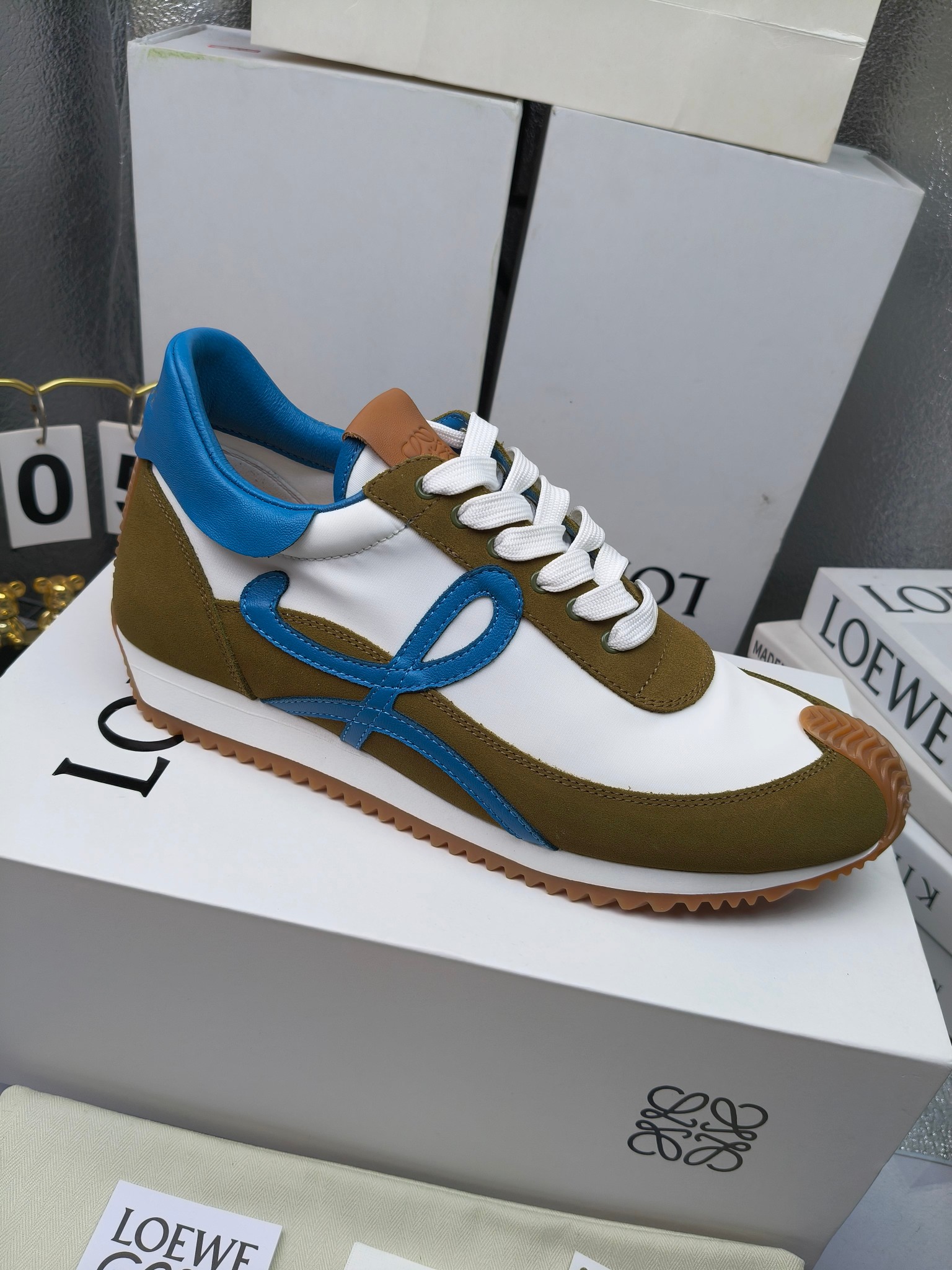 LOEWE
罗意威2023SS新款运动休闲鞋，
出220      套码大小订单私聊
易威阿甘鞋，情侣款德训鞋，运动无止境，设计大胆奢华，时尚工艺与运动精神融合创造出一款完美艺术单品⚠️
太美太好看太好穿太舒服了💕💕鞋子很轻便，逛街暴走零压力，配裙子裤子都非常百搭
国外购原板1：1开发，皮革，绒面，丝绸3种材料拼接撞色，LOEWE标志性草书字样L与鞋身完美融合，
多种颜色的拼接，给人一种强烈的视觉冲击，异常吸睛，鞋身整体线条优美，大底超软耐磨
💚鞋面采用牛反绒➕原版布料
💚舒适羊皮内里、水染牛皮垫脚
💚码数：女码35-42（41.42订做）
                 男码38-46（38.45.46订做）
