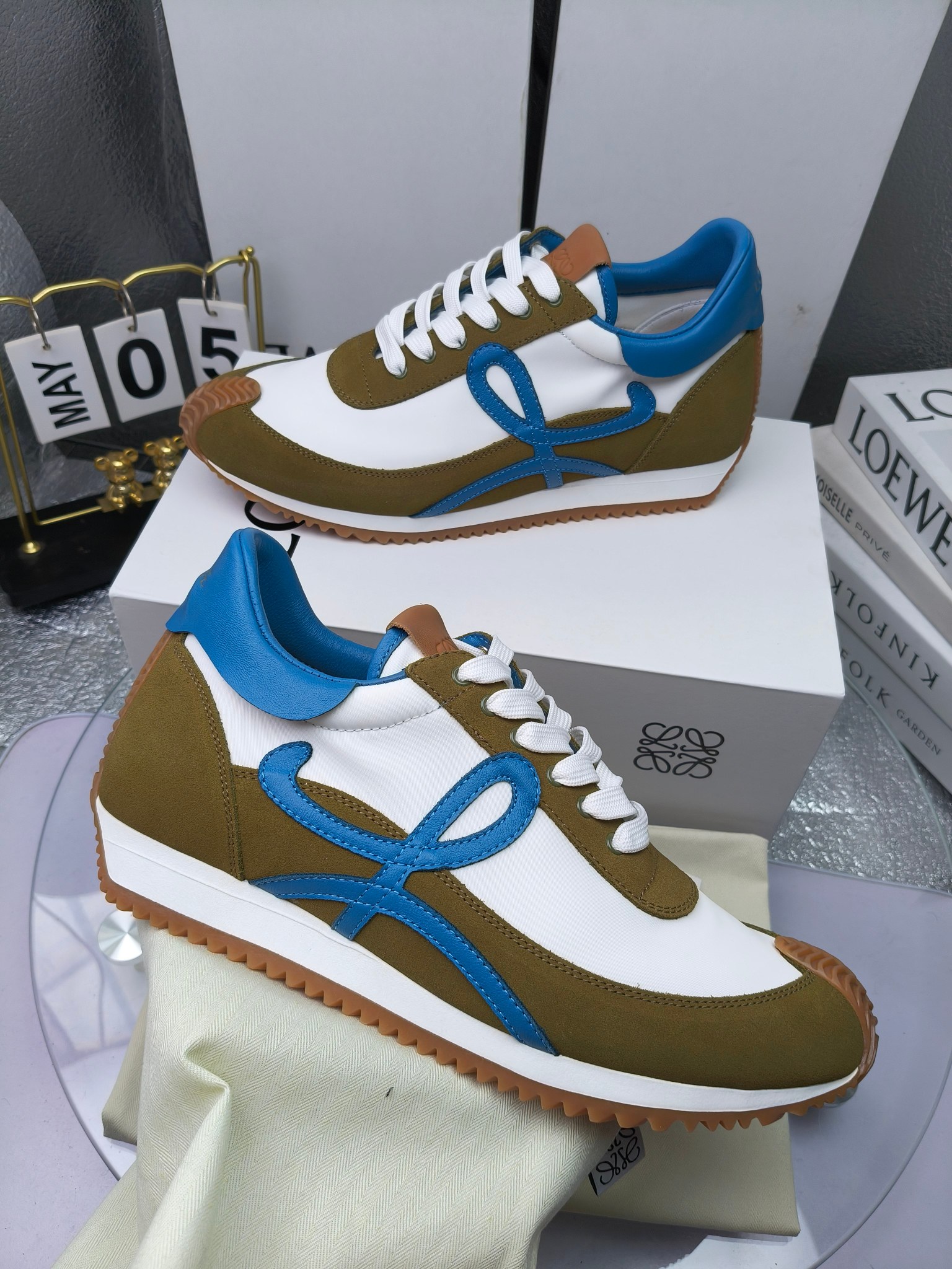 LOEWE
罗意威2023SS新款运动休闲鞋，
出220      套码大小订单私聊
易威阿甘鞋，情侣款德训鞋，运动无止境，设计大胆奢华，时尚工艺与运动精神融合创造出一款完美艺术单品⚠️
太美太好看太好穿太舒服了💕💕鞋子很轻便，逛街暴走零压力，配裙子裤子都非常百搭
国外购原板1：1开发，皮革，绒面，丝绸3种材料拼接撞色，LOEWE标志性草书字样L与鞋身完美融合，
多种颜色的拼接，给人一种强烈的视觉冲击，异常吸睛，鞋身整体线条优美，大底超软耐磨
💚鞋面采用牛反绒➕原版布料
💚舒适羊皮内里、水染牛皮垫脚
💚码数：女码35-42（41.42订做）
                 男码38-46（38.45.46订做）
