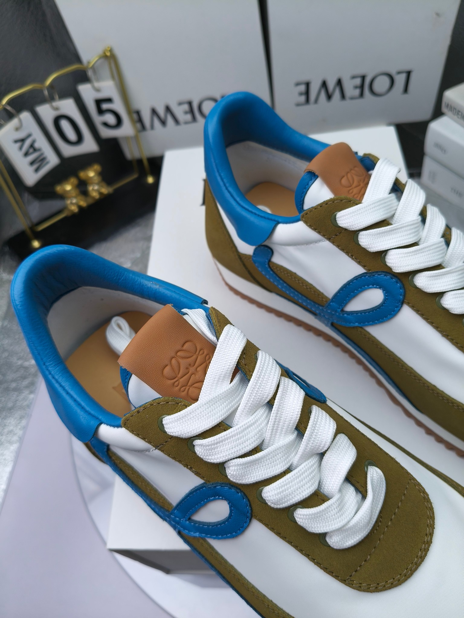 LOEWE
罗意威2023SS新款运动休闲鞋，
出220      套码大小订单私聊
易威阿甘鞋，情侣款德训鞋，运动无止境，设计大胆奢华，时尚工艺与运动精神融合创造出一款完美艺术单品⚠️
太美太好看太好穿太舒服了💕💕鞋子很轻便，逛街暴走零压力，配裙子裤子都非常百搭
国外购原板1：1开发，皮革，绒面，丝绸3种材料拼接撞色，LOEWE标志性草书字样L与鞋身完美融合，
多种颜色的拼接，给人一种强烈的视觉冲击，异常吸睛，鞋身整体线条优美，大底超软耐磨
💚鞋面采用牛反绒➕原版布料
💚舒适羊皮内里、水染牛皮垫脚
💚码数：女码35-42（41.42订做）
                 男码38-46（38.45.46订做）
