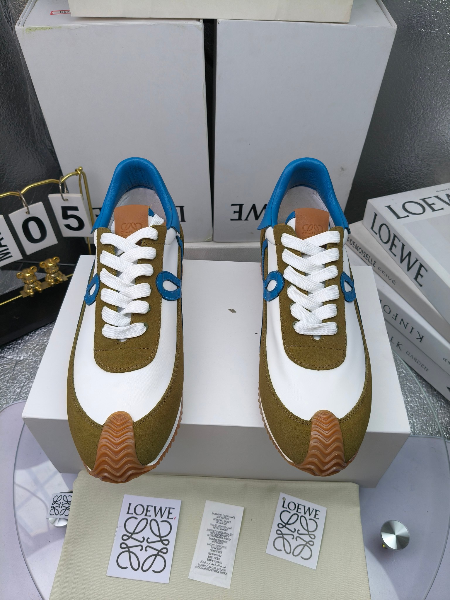 LOEWE
罗意威2023SS新款运动休闲鞋，
出220      套码大小订单私聊
易威阿甘鞋，情侣款德训鞋，运动无止境，设计大胆奢华，时尚工艺与运动精神融合创造出一款完美艺术单品⚠️
太美太好看太好穿太舒服了💕💕鞋子很轻便，逛街暴走零压力，配裙子裤子都非常百搭
国外购原板1：1开发，皮革，绒面，丝绸3种材料拼接撞色，LOEWE标志性草书字样L与鞋身完美融合，
多种颜色的拼接，给人一种强烈的视觉冲击，异常吸睛，鞋身整体线条优美，大底超软耐磨
💚鞋面采用牛反绒➕原版布料
💚舒适羊皮内里、水染牛皮垫脚
💚码数：女码35-42（41.42订做）
                 男码38-46（38.45.46订做）
